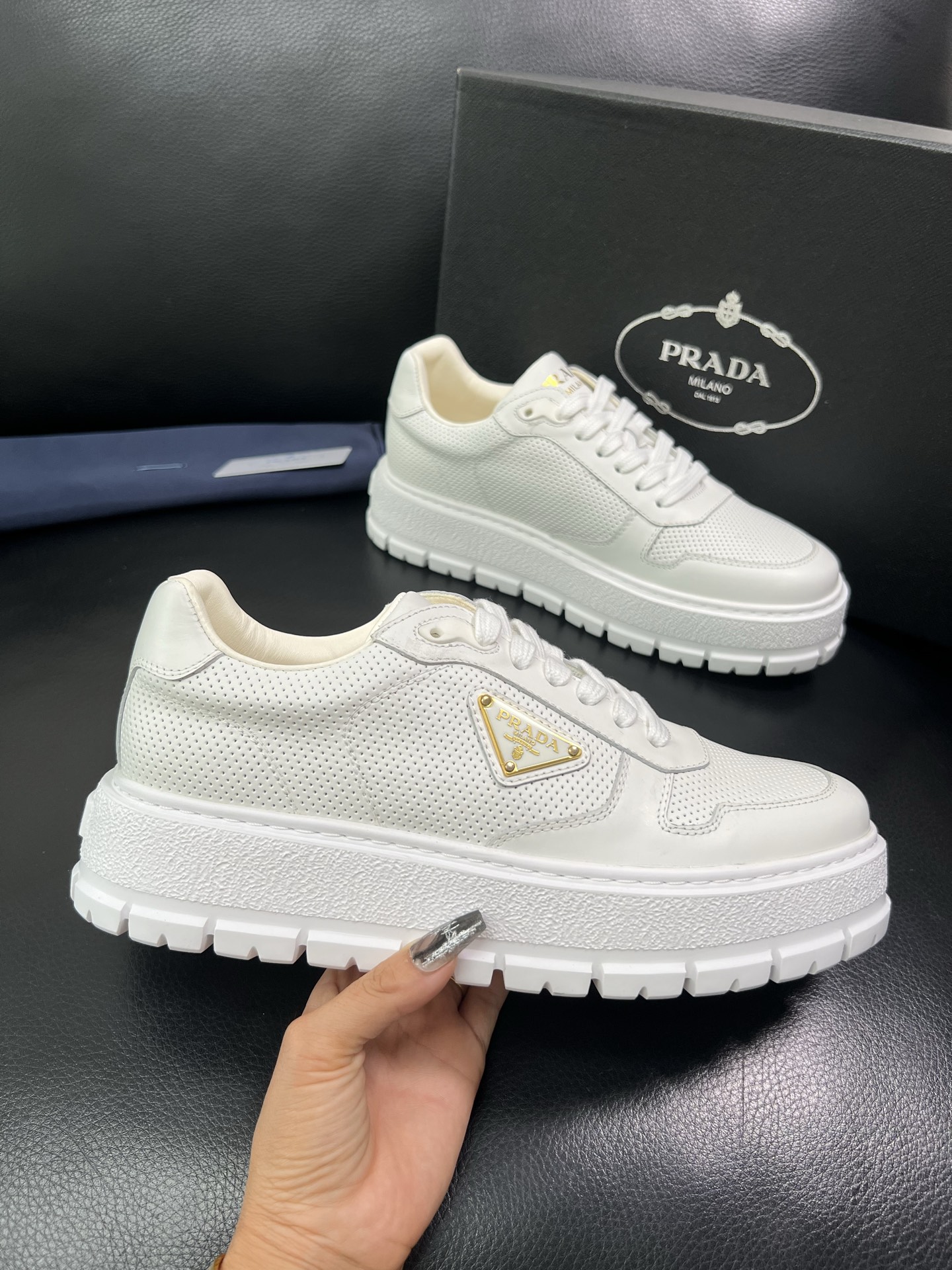 Prada 顶级工艺品，普拉达 专柜同步，原厂配置意大利进口牛皮面料，进口牛皮内里垫，透气舒适，鞋底：原