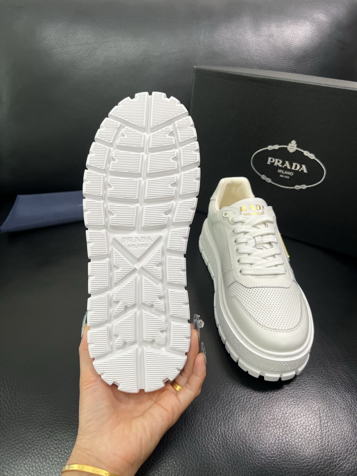 Prada 顶级工艺品，普拉达 专柜同步，原厂配置意大利进口牛皮面料，进口牛皮内里垫，透气舒适，鞋底：原