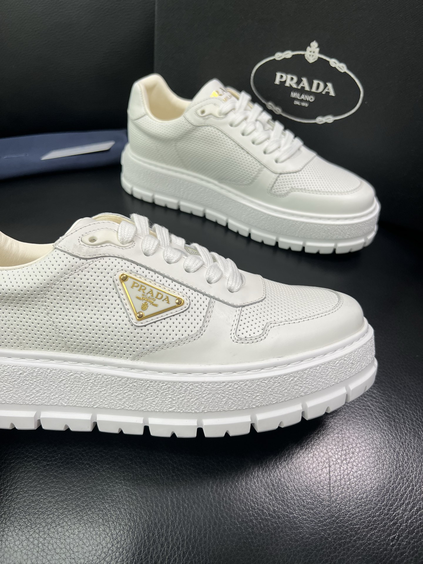Prada 顶级工艺品，普拉达 专柜同步，原厂配置意大利进口牛皮面料，进口牛皮内里垫，透气舒适，鞋底：原
