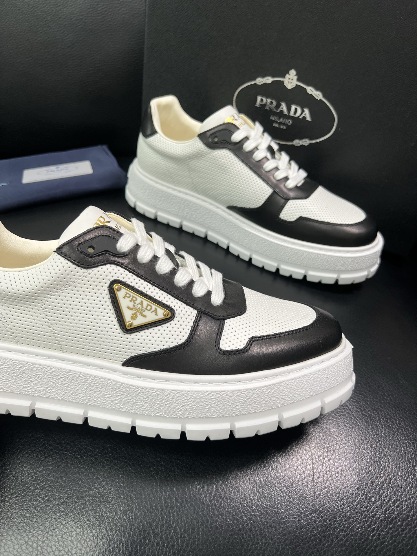Prada 顶级工艺品，普拉达 专柜同步，原厂配置意大利进口牛皮面料，进口牛皮内里垫，透气舒适，鞋底：原