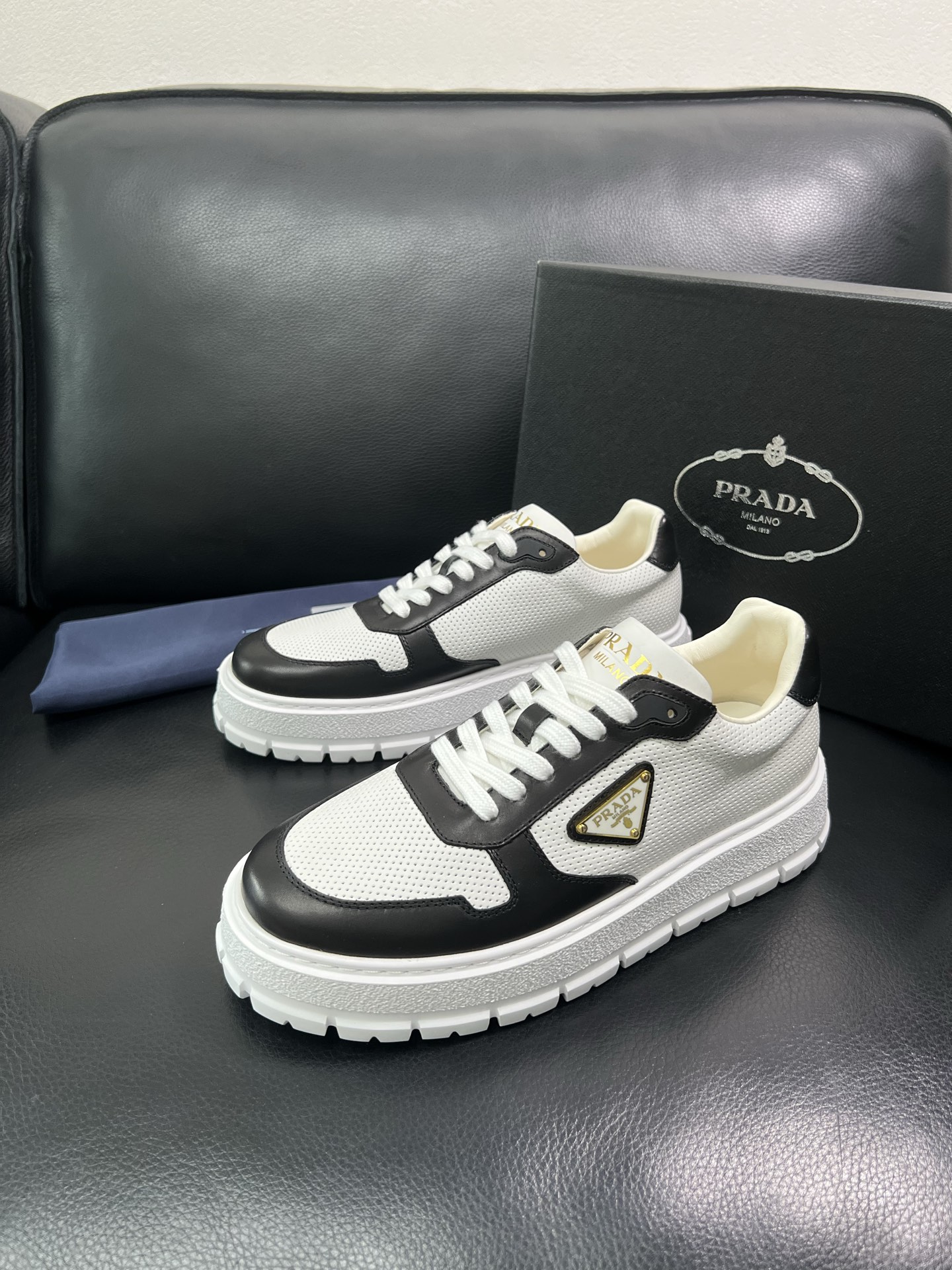 Prada 顶级工艺品，普拉达 专柜同步，原厂配置意大利进口牛皮面料，进口牛皮内里垫，透气舒适，鞋底：原