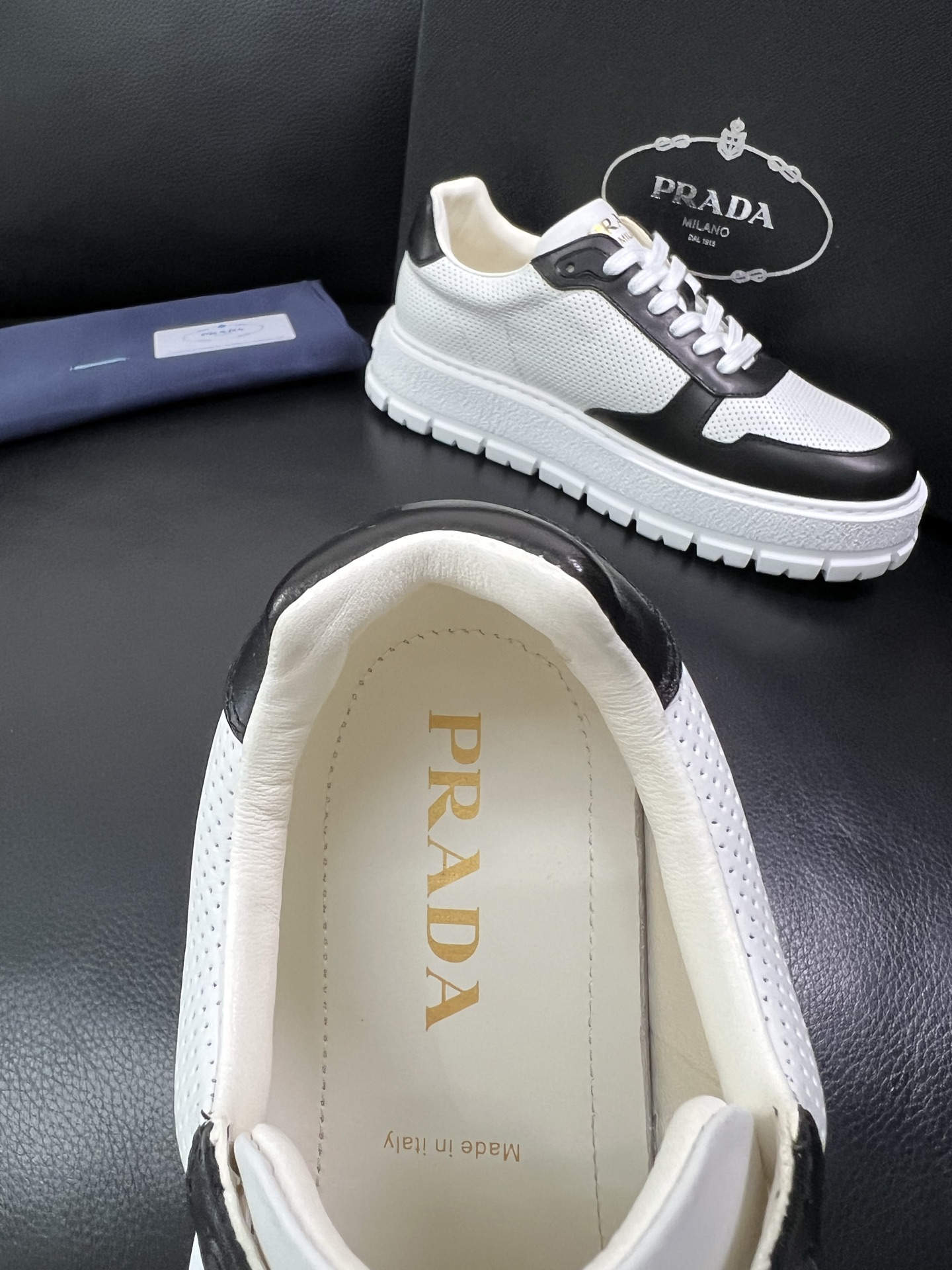 Prada 顶级工艺品，普拉达 专柜同步，原厂配置意大利进口牛皮面料，进口牛皮内里垫，透气舒适，鞋底：原