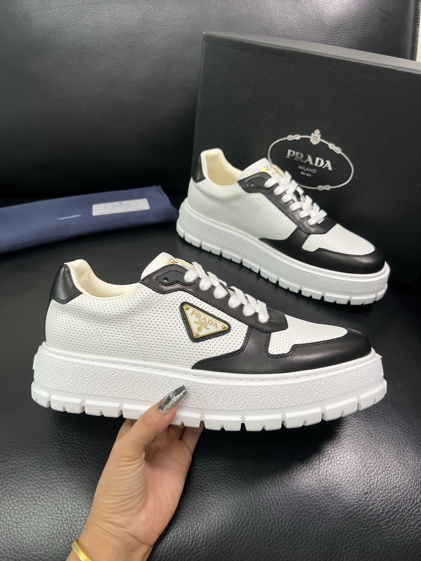 Prada 顶级工艺品，普拉达 专柜同步，原厂配置意大利进口牛皮面料，进口牛皮内里垫，透气舒适，鞋底：原