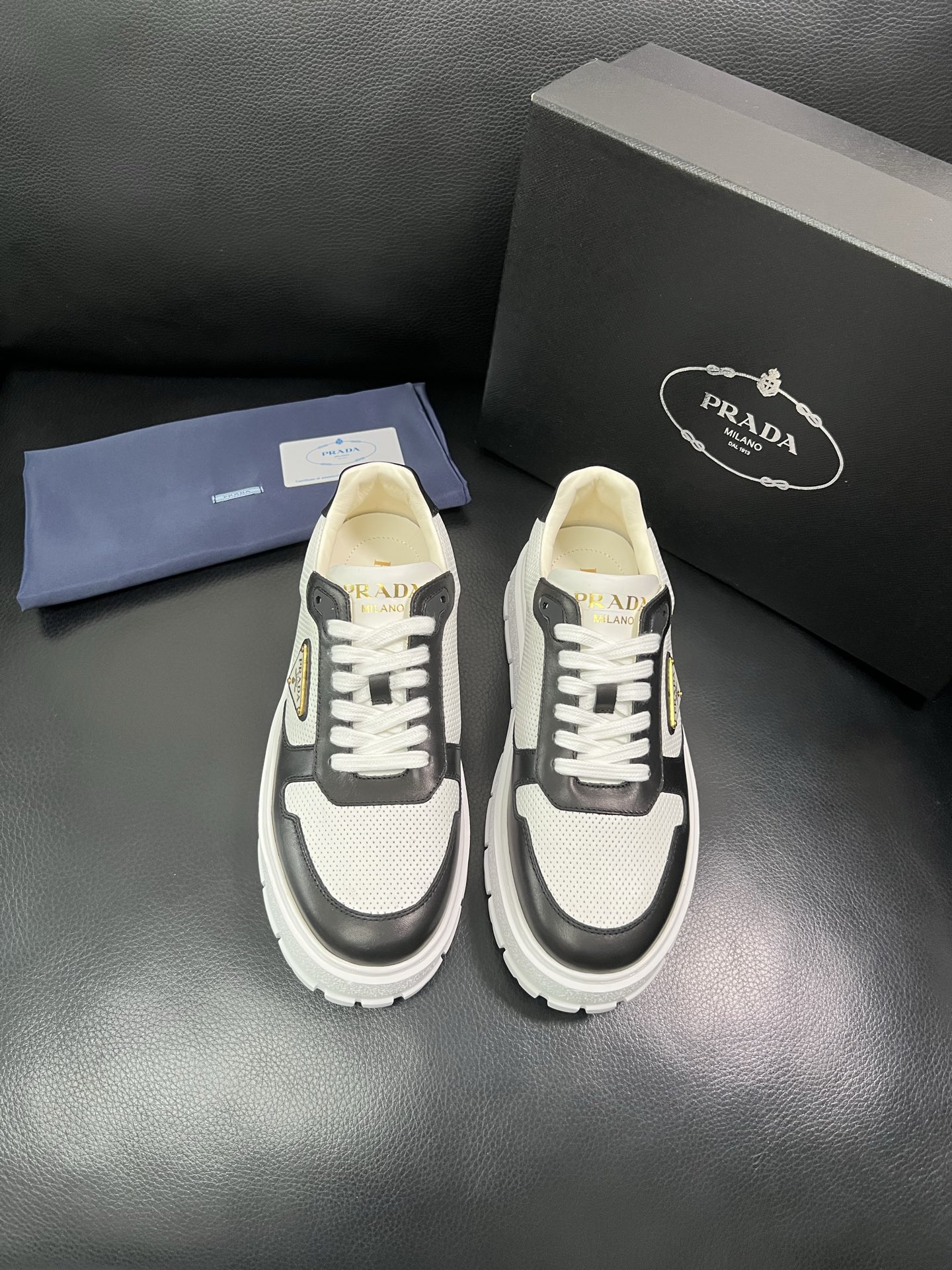 Prada 顶级工艺品，普拉达 专柜同步，原厂配置意大利进口牛皮面料，进口牛皮内里垫，透气舒适，鞋底：原