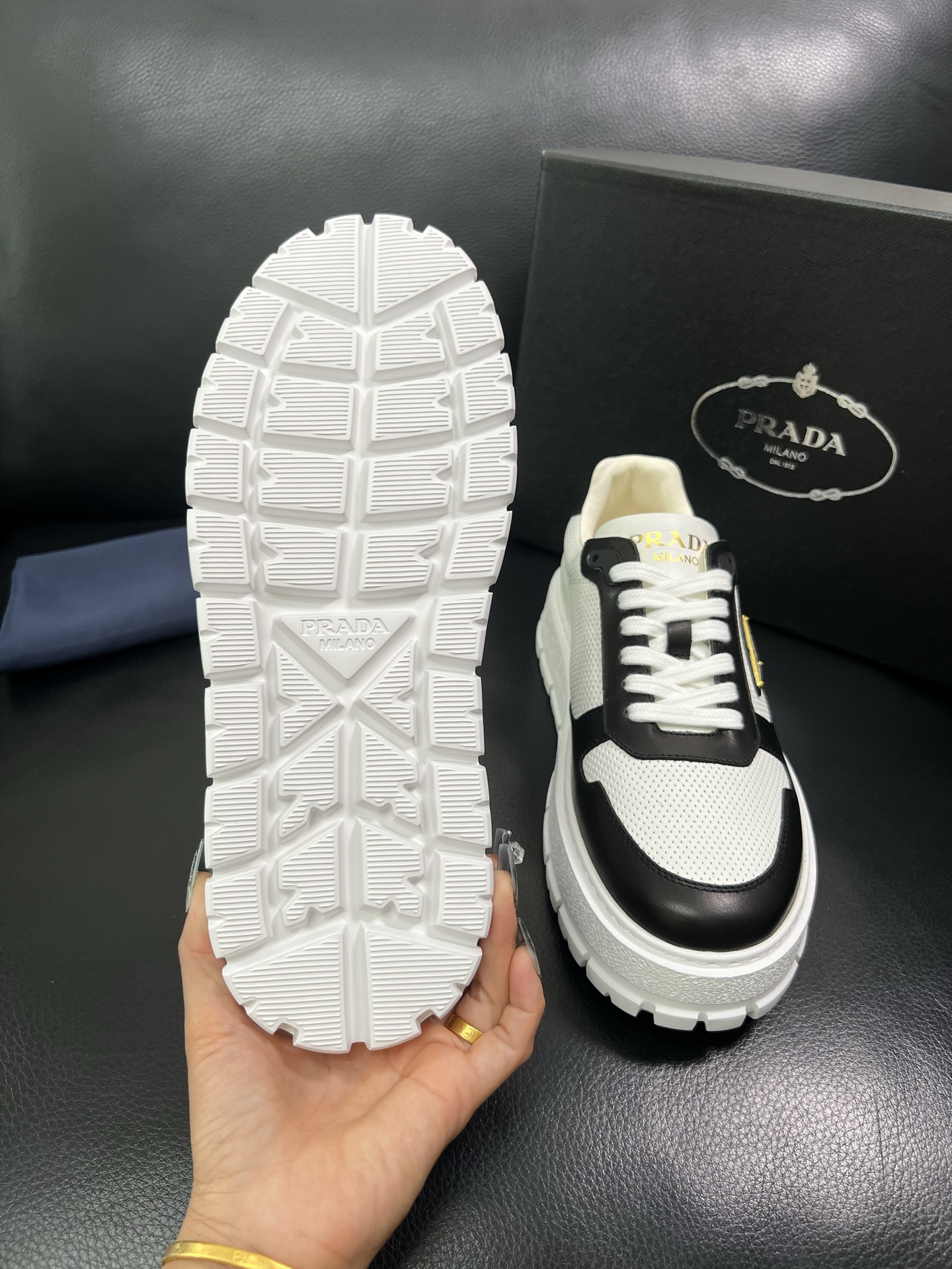 Prada 顶级工艺品，普拉达 专柜同步，原厂配置意大利进口牛皮面料，进口牛皮内里垫，透气舒适，鞋底：原