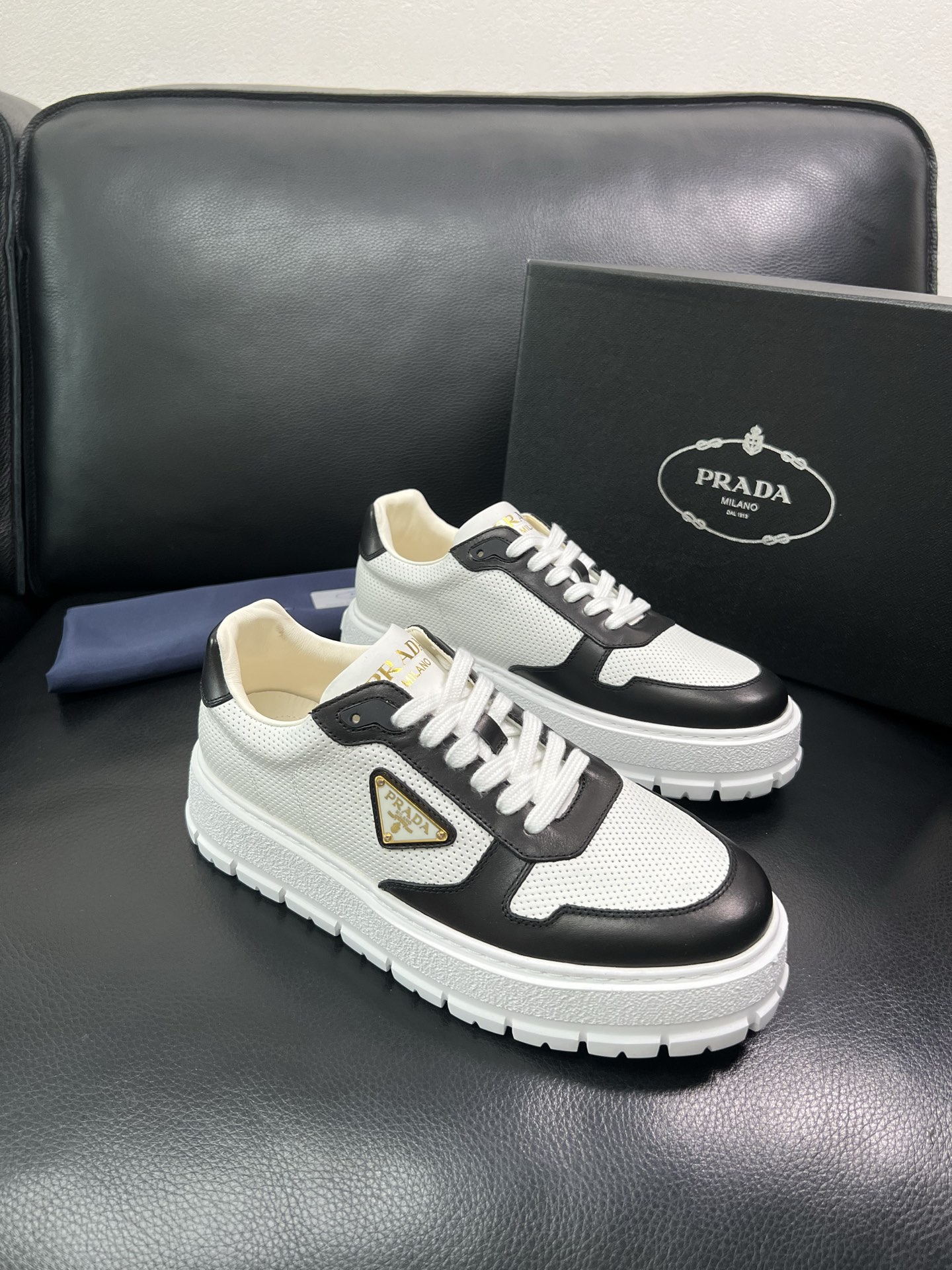 Prada 顶级工艺品，普拉达 专柜同步，原厂配置意大利进口牛皮面料，进口牛皮内里垫，透气舒适，鞋底：原