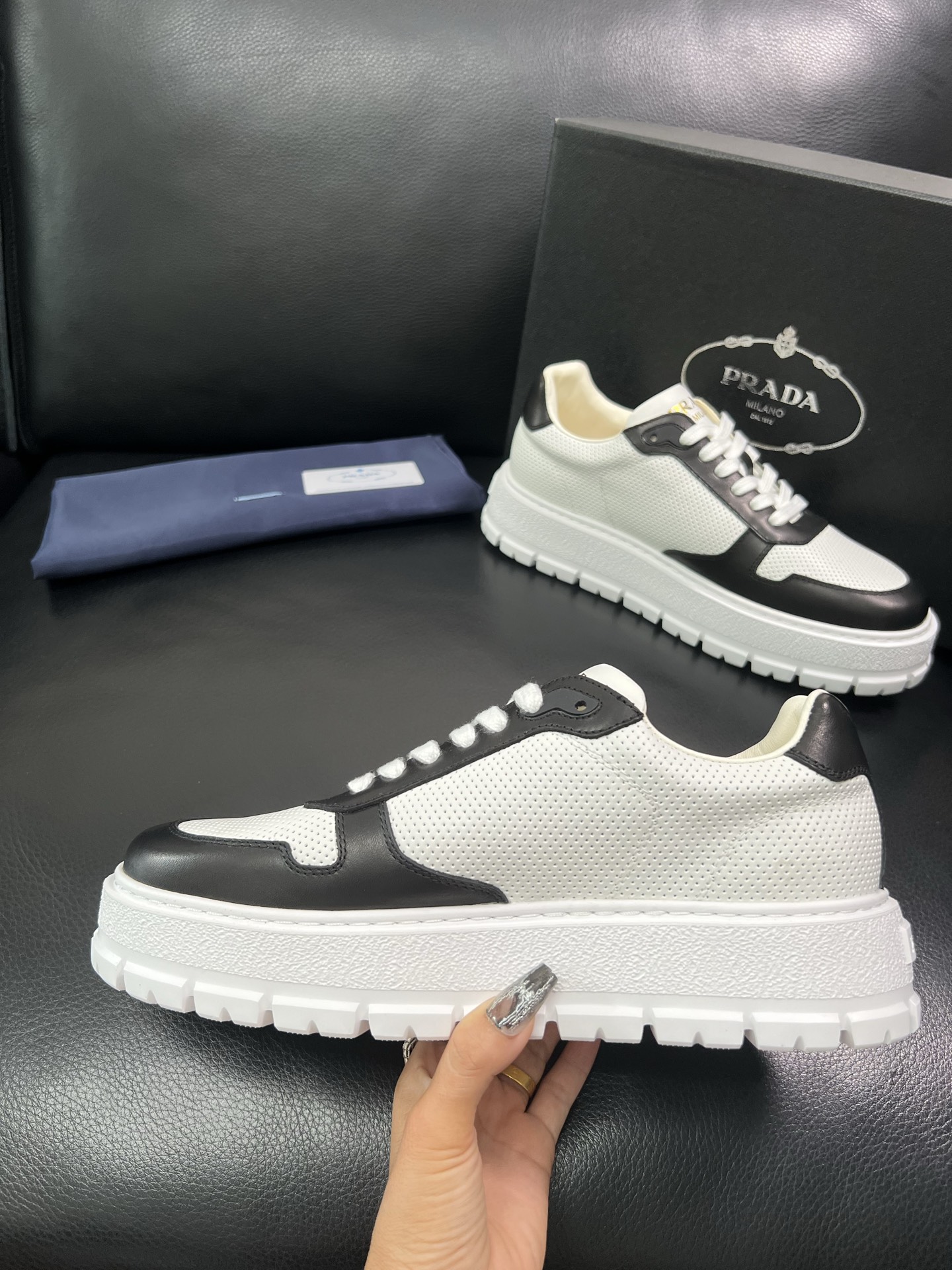 Prada 顶级工艺品，普拉达 专柜同步，原厂配置意大利进口牛皮面料，进口牛皮内里垫，透气舒适，鞋底：原