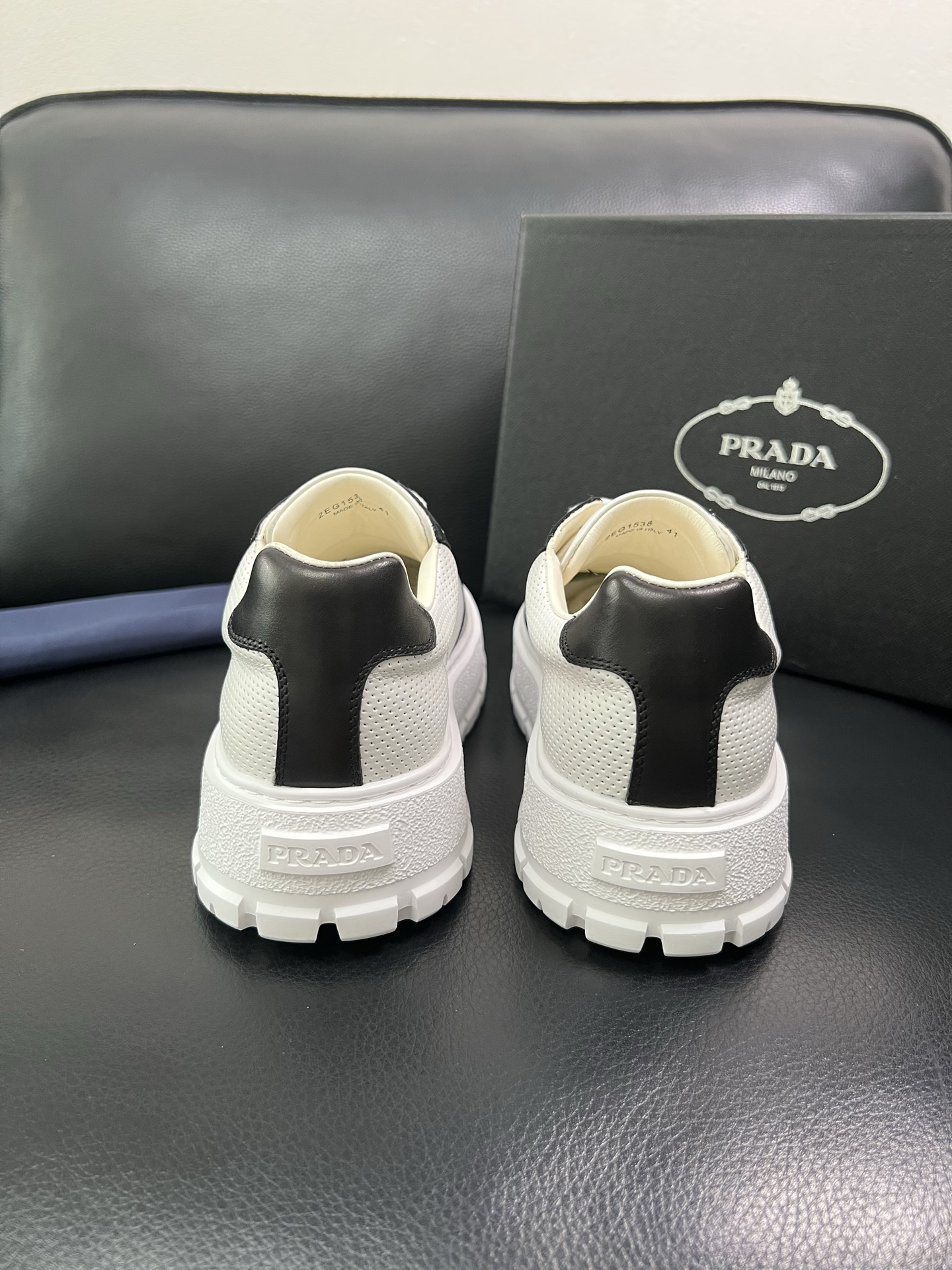 Prada 顶级工艺品，普拉达 专柜同步，原厂配置意大利进口牛皮面料，进口牛皮内里垫，透气舒适，鞋底：原
