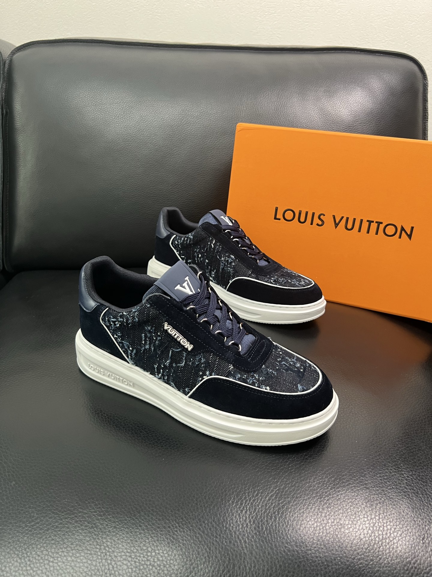 Lv 🔍顶级代购🇮🇹 路易威登，运动板鞋专柜同步，鞋面意大利进口，高品质拼接缤纷色彩复杂工艺品，进口网布