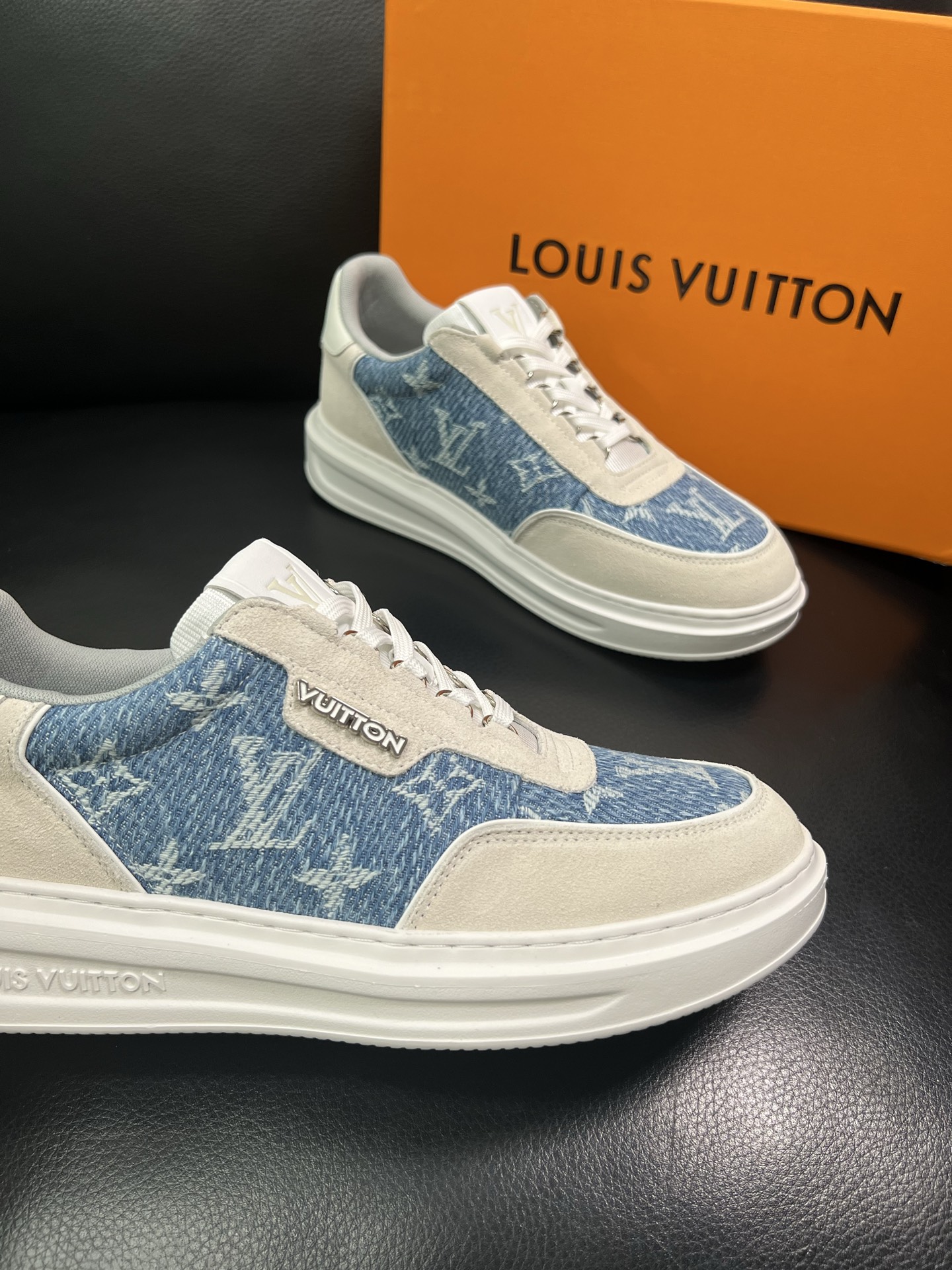 Lv 🔍顶级代购🇮🇹 路易威登，运动板鞋专柜同步，鞋面意大利进口，高品质拼接缤纷色彩复杂工艺品，进口网布