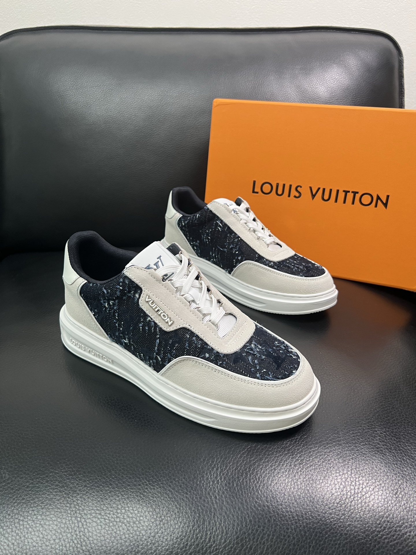 Lv 🔍顶级代购🇮🇹 路易威登，运动板鞋专柜同步，鞋面意大利进口，高品质拼接缤纷色彩复杂工艺品，进口网布