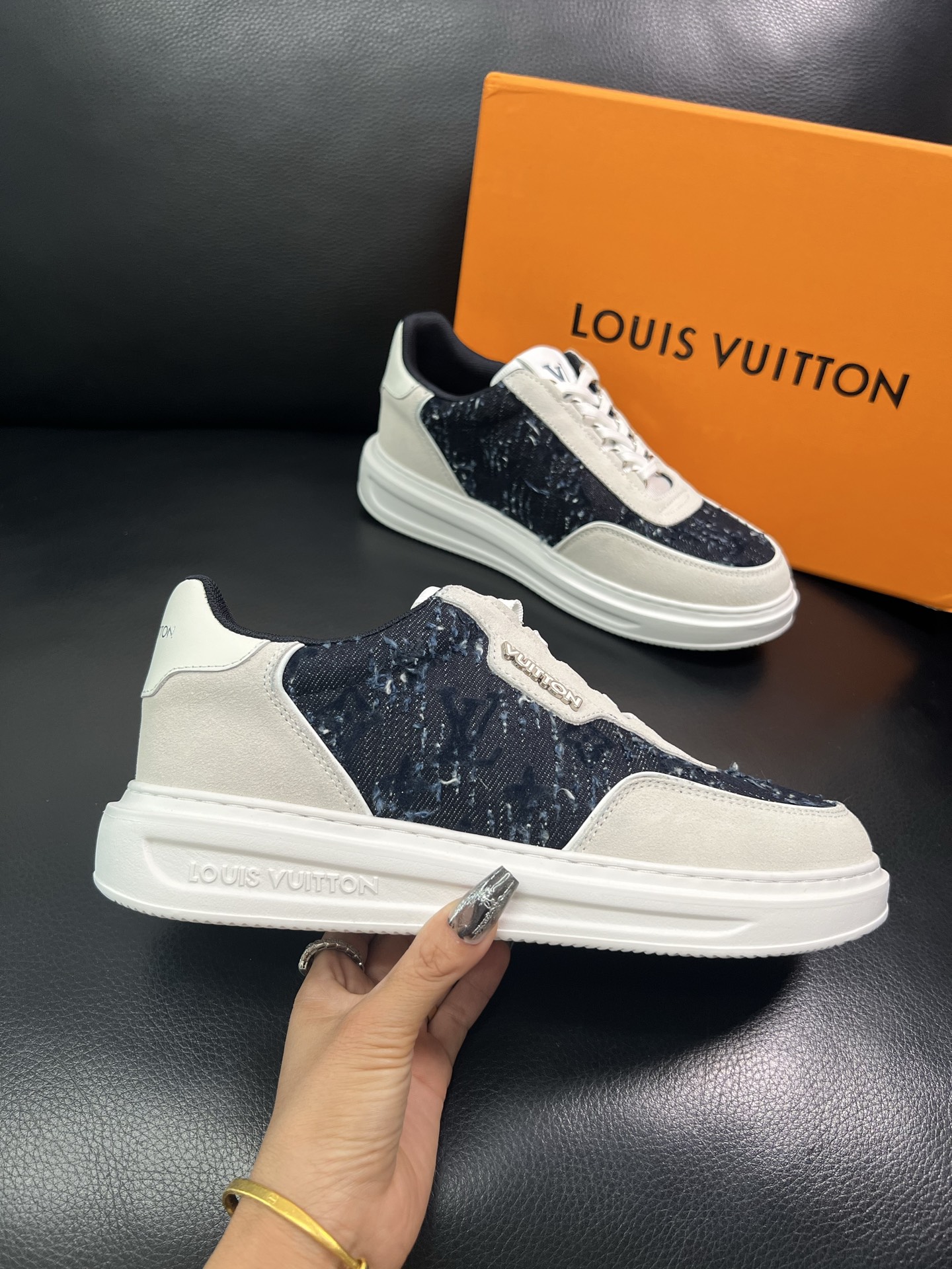 Lv 🔍顶级代购🇮🇹 路易威登，运动板鞋专柜同步，鞋面意大利进口，高品质拼接缤纷色彩复杂工艺品，进口网布