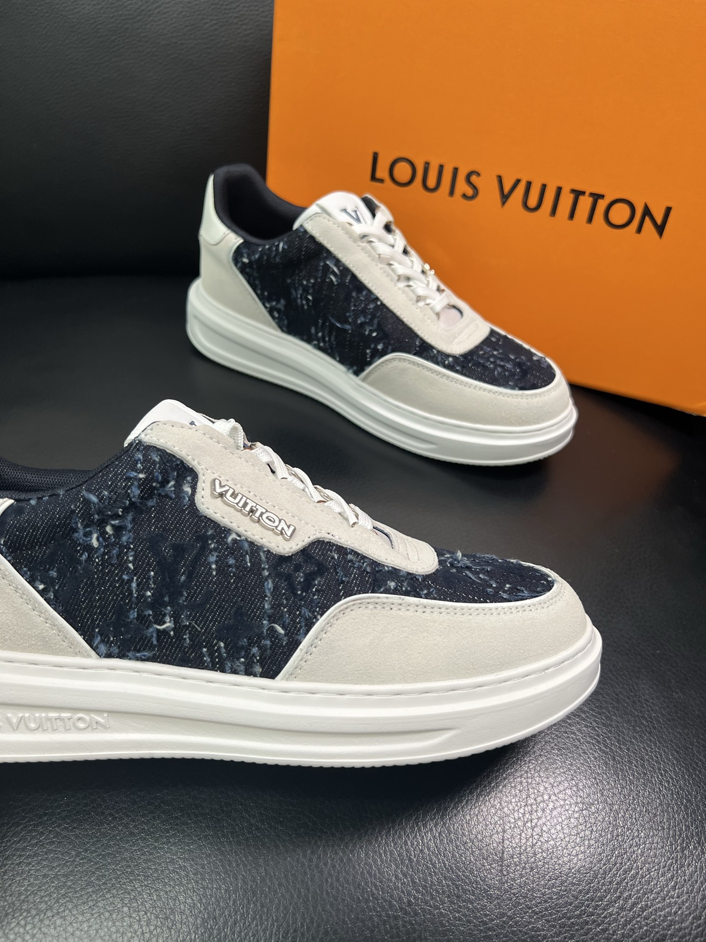 Lv 🔍顶级代购🇮🇹 路易威登，运动板鞋专柜同步，鞋面意大利进口，高品质拼接缤纷色彩复杂工艺品，进口网布