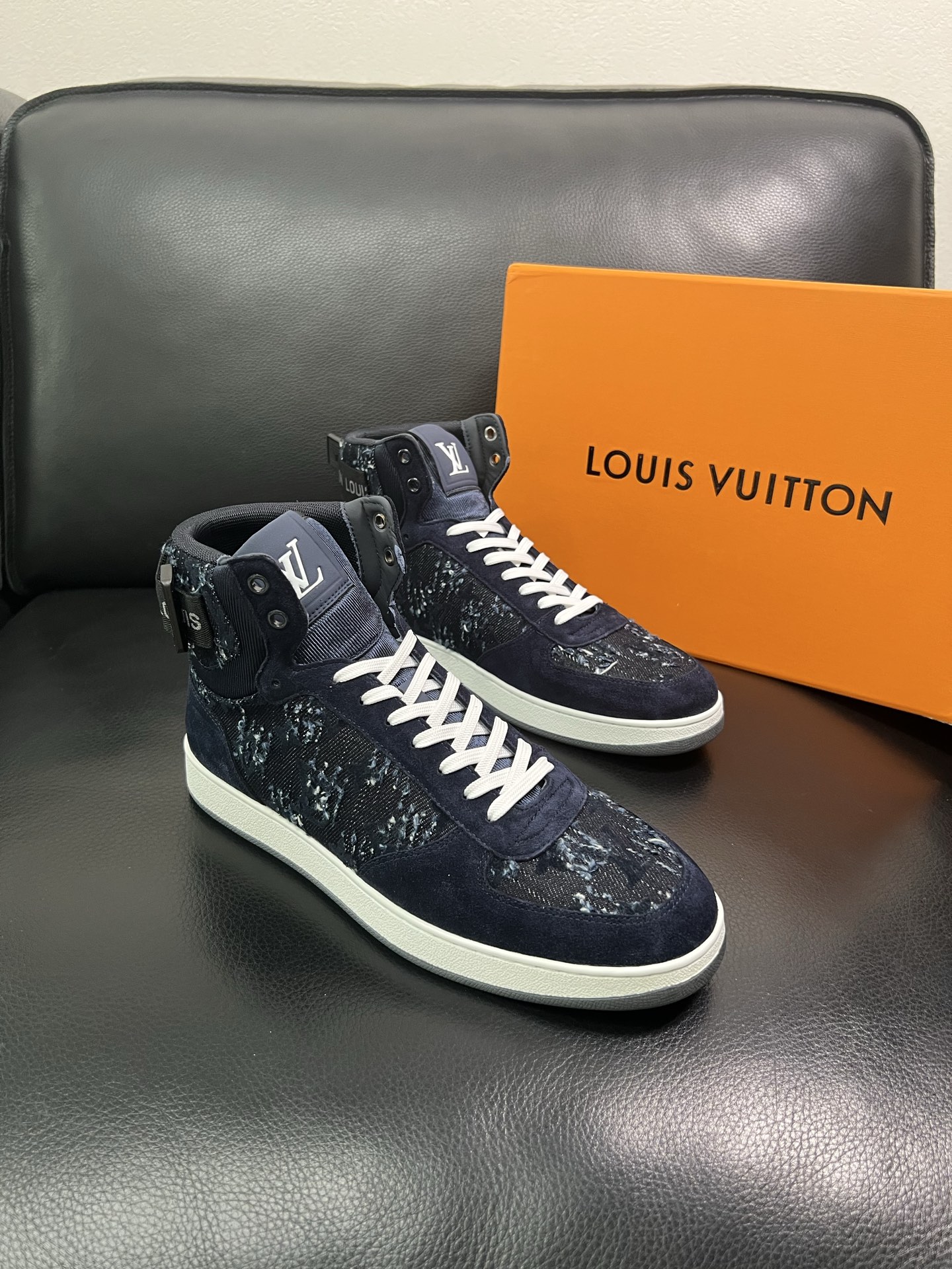 Lv 🔍顶级代购🇮🇹 路易威登，运动板鞋专柜同步，鞋面意大利进口，高品质拼接缤纷色彩复杂工艺品，进口网布