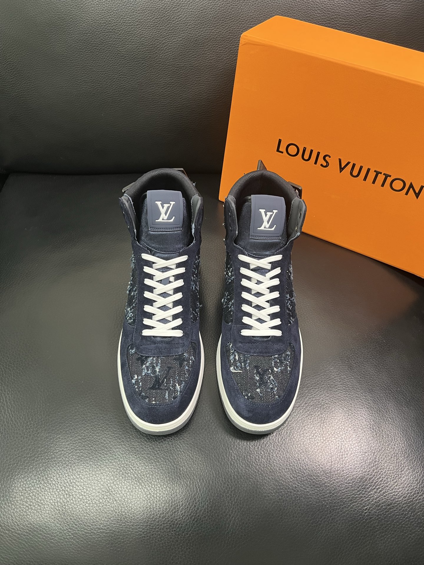 Lv 🔍顶级代购🇮🇹 路易威登，运动板鞋专柜同步，鞋面意大利进口，高品质拼接缤纷色彩复杂工艺品，进口网布