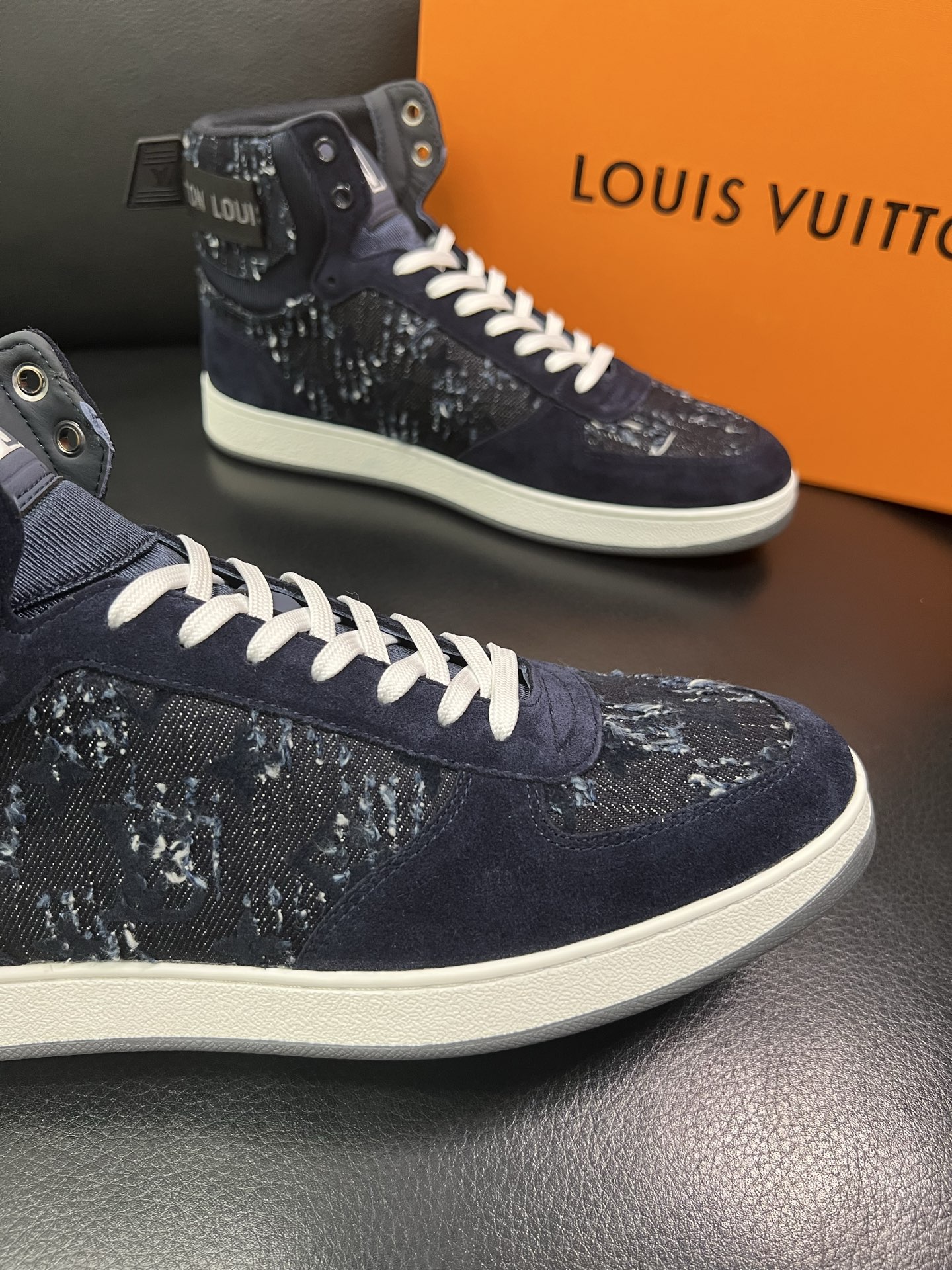 Lv 🔍顶级代购🇮🇹 路易威登，运动板鞋专柜同步，鞋面意大利进口，高品质拼接缤纷色彩复杂工艺品，进口网布