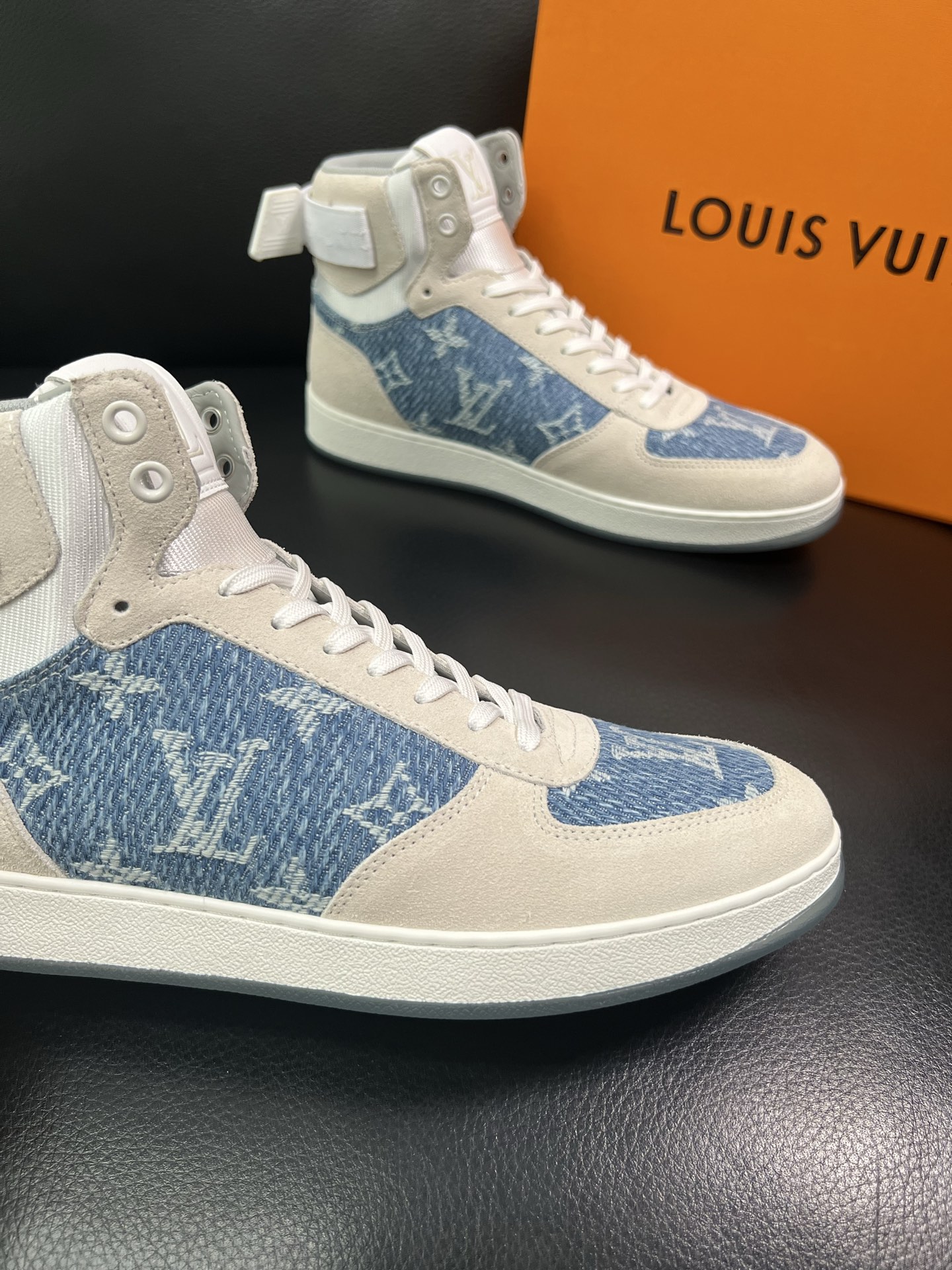 Lv 🔍顶级代购🇮🇹 路易威登，运动板鞋专柜同步，鞋面意大利进口，高品质拼接缤纷色彩复杂工艺品，进口网布