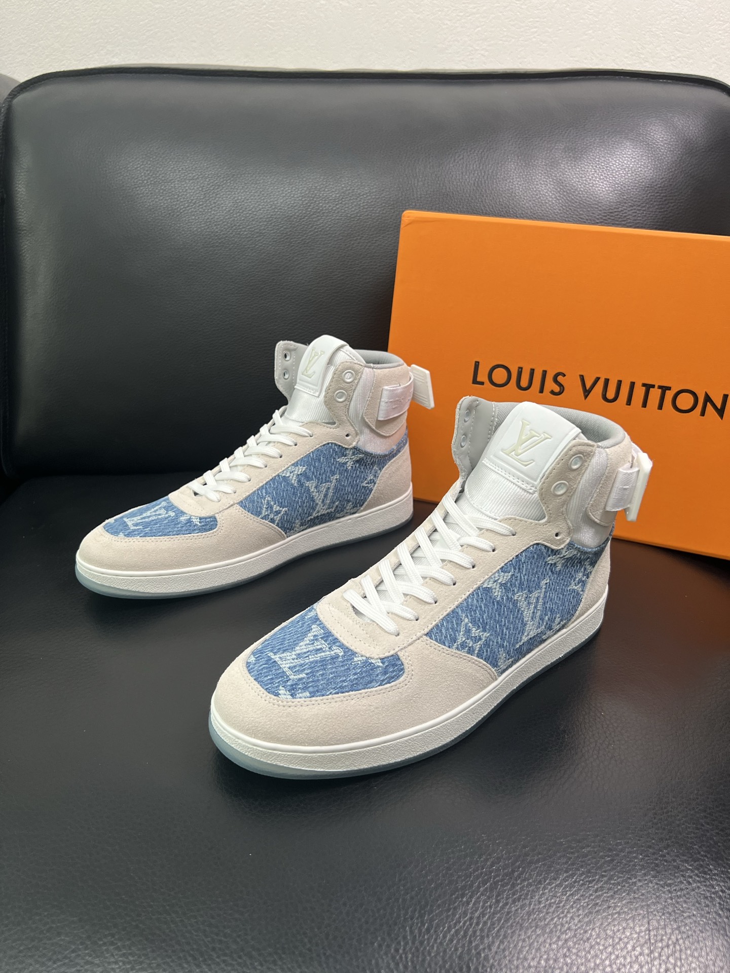 Lv 🔍顶级代购🇮🇹 路易威登，运动板鞋专柜同步，鞋面意大利进口，高品质拼接缤纷色彩复杂工艺品，进口网布