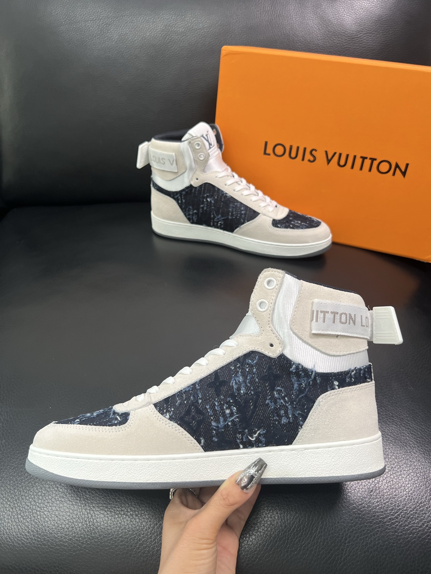 Lv 🔍顶级代购🇮🇹 路易威登，运动板鞋专柜同步，鞋面意大利进口，高品质拼接缤纷色彩复杂工艺品，进口网布