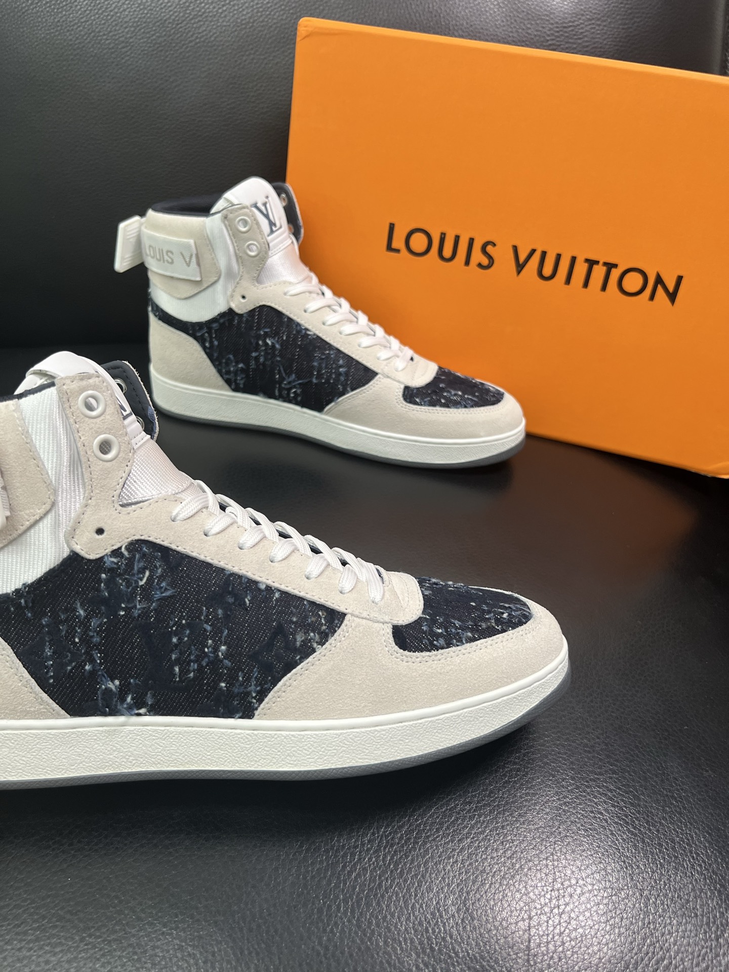 Lv 🔍顶级代购🇮🇹 路易威登，运动板鞋专柜同步，鞋面意大利进口，高品质拼接缤纷色彩复杂工艺品，进口网布