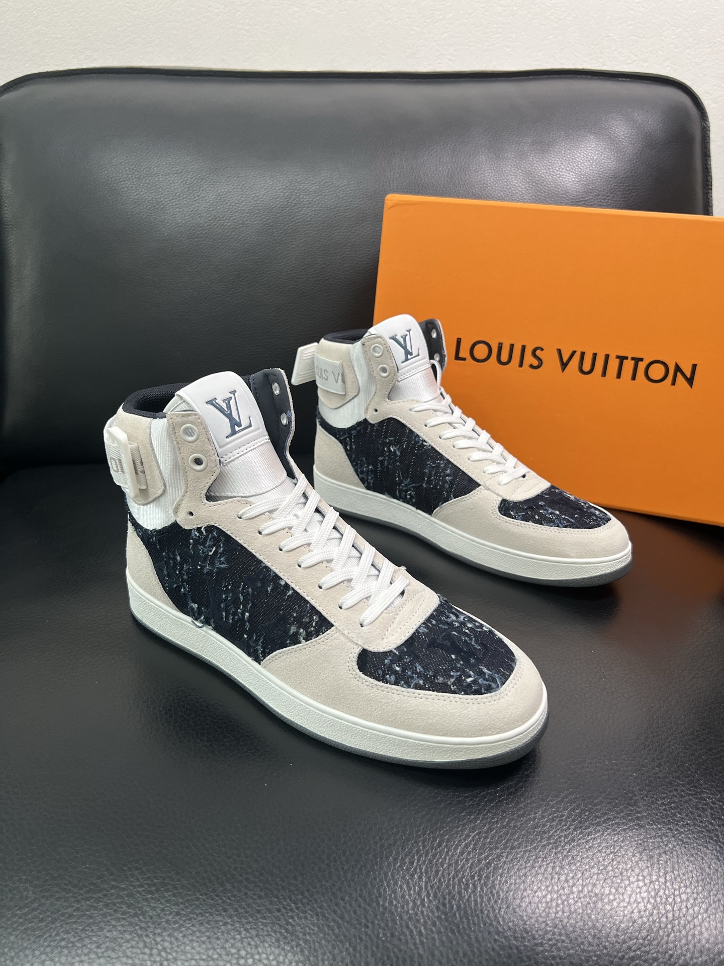Lv 🔍顶级代购🇮🇹 路易威登，运动板鞋专柜同步，鞋面意大利进口，高品质拼接缤纷色彩复杂工艺品，进口网布