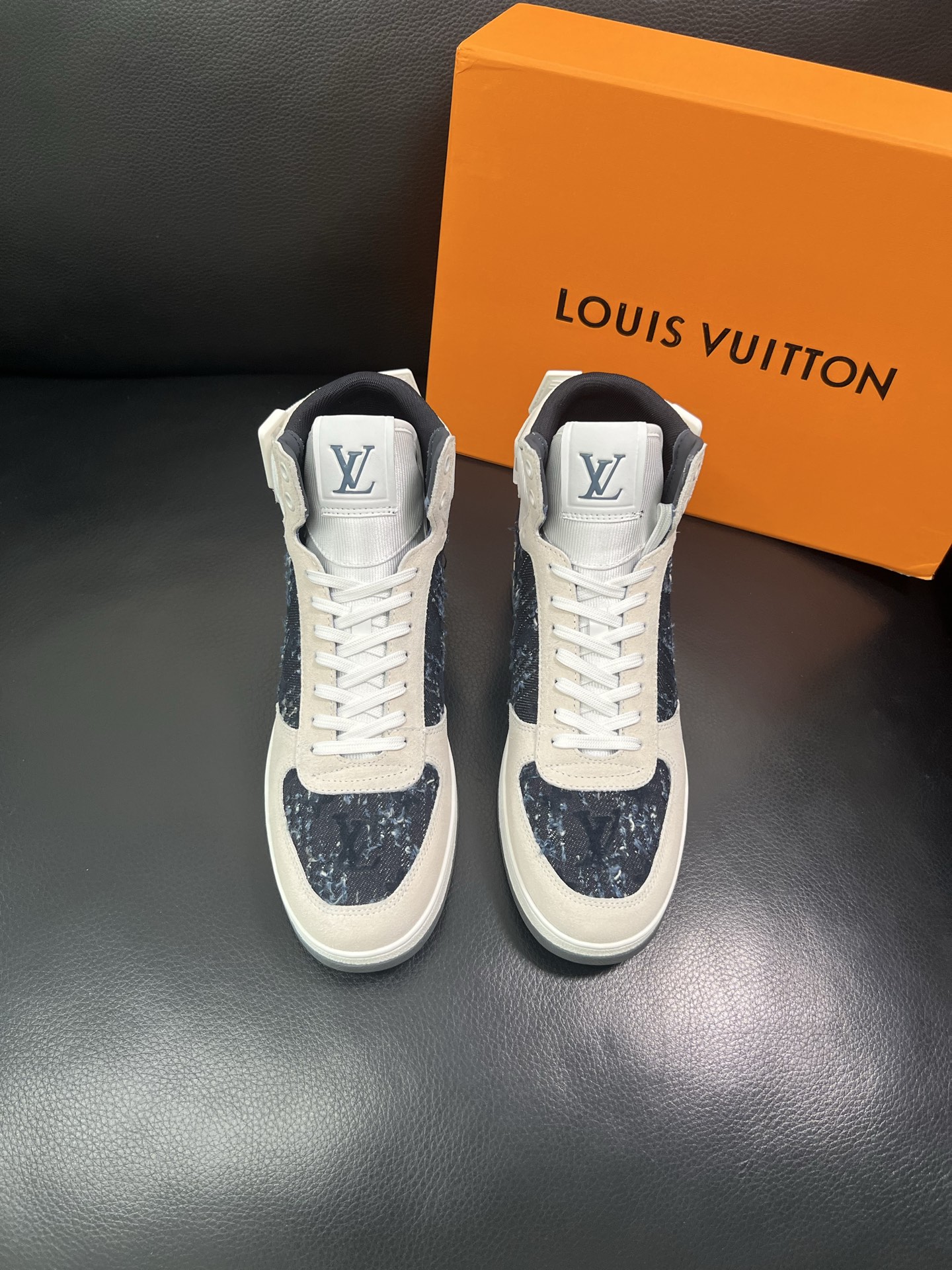 Lv 🔍顶级代购🇮🇹 路易威登，运动板鞋专柜同步，鞋面意大利进口，高品质拼接缤纷色彩复杂工艺品，进口网布