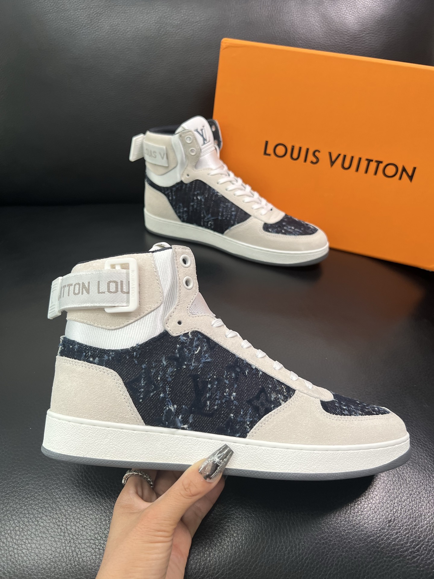 Lv 🔍顶级代购🇮🇹 路易威登，运动板鞋专柜同步，鞋面意大利进口，高品质拼接缤纷色彩复杂工艺品，进口网布