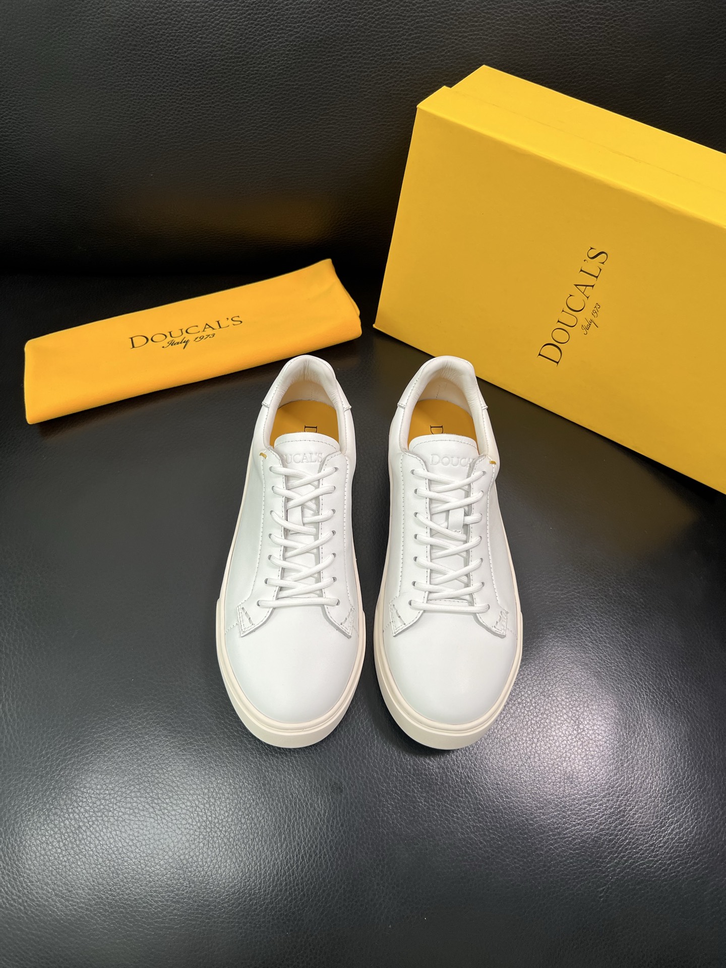 DOUCALS 顶级代购 杜卡斯 运动板鞋专柜同步，鞋面意大利进口牛皮，高品质拼接缤纷色彩复杂工艺品，内