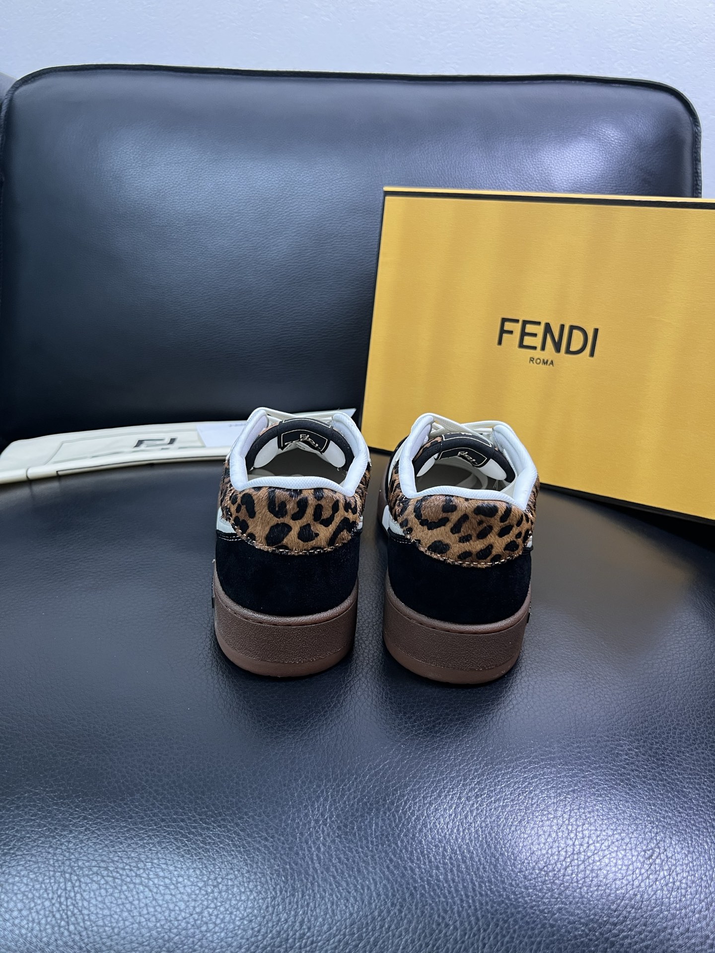 FENDI 顶级代购 芬迪 专柜同步原厂配置，意大利进口原版面料，透气舒适牛皮内里垫，鞋底：原厂特供原版