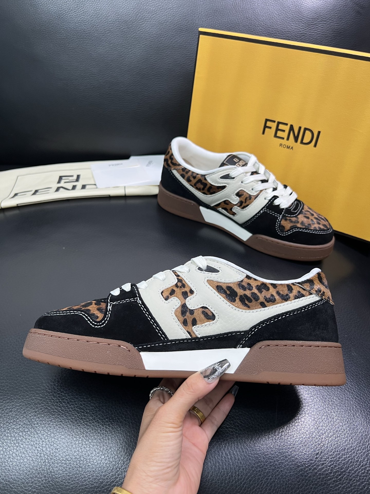 FENDI 顶级代购 芬迪 专柜同步原厂配置，意大利进口原版面料，透气舒适牛皮内里垫，鞋底：原厂特供原版
