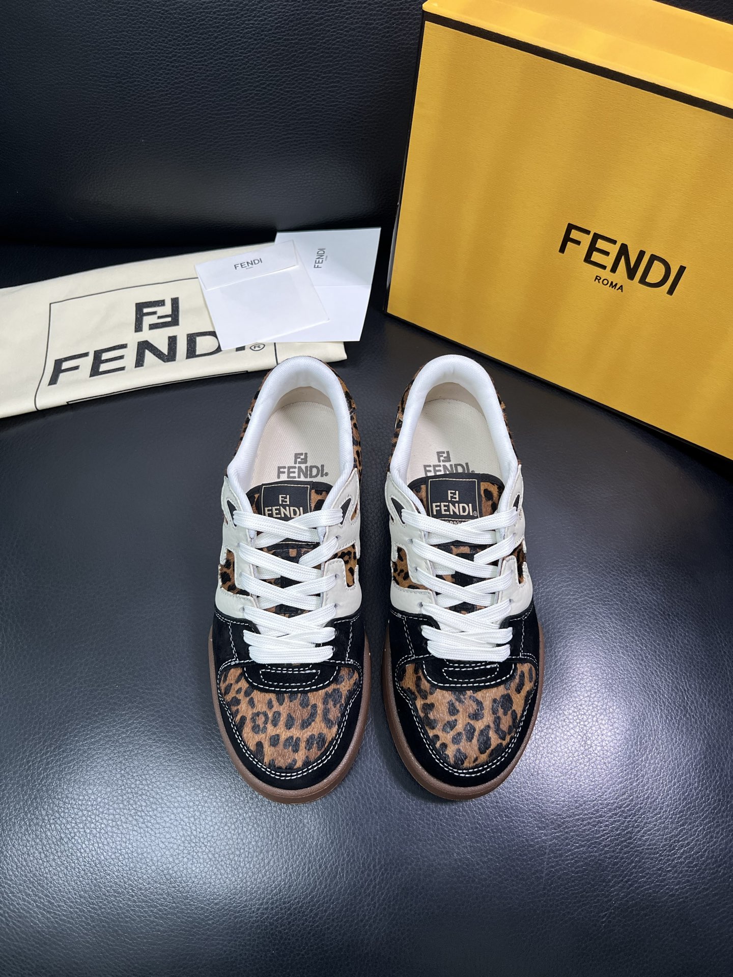 FENDI 顶级代购 芬迪 专柜同步原厂配置，意大利进口原版面料，透气舒适牛皮内里垫，鞋底：原厂特供原版
