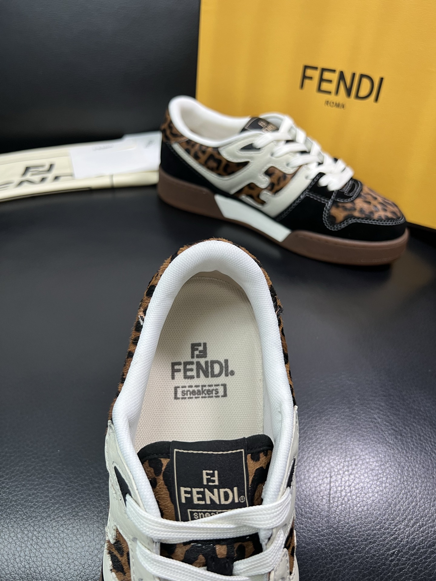 FENDI 顶级代购 芬迪 专柜同步原厂配置，意大利进口原版面料，透气舒适牛皮内里垫，鞋底：原厂特供原版