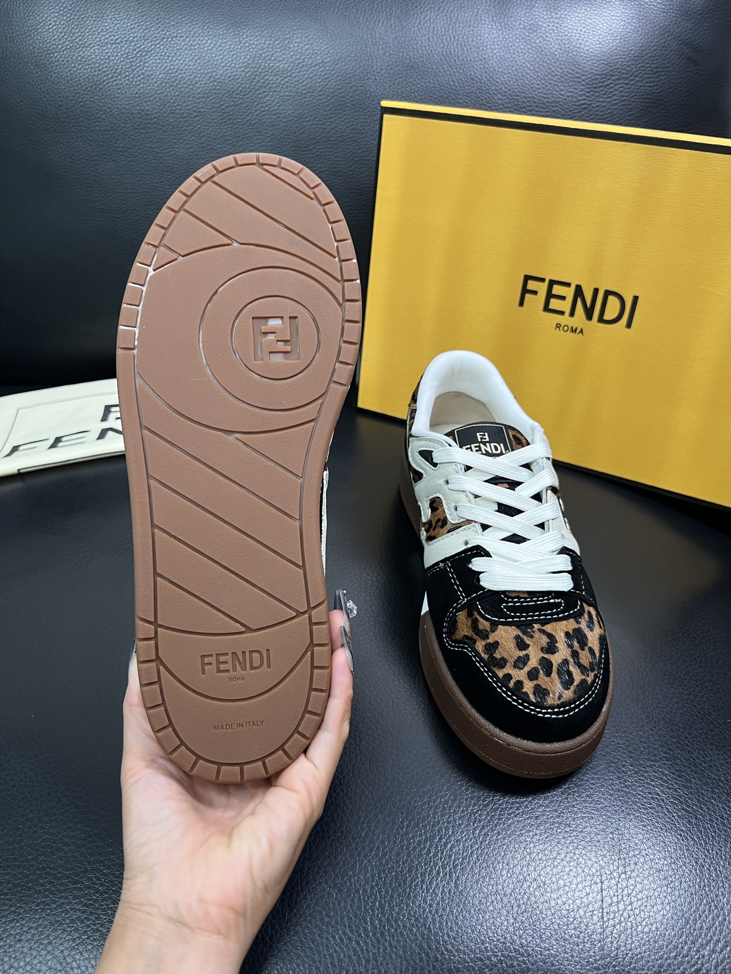 FENDI 顶级代购 芬迪 专柜同步原厂配置，意大利进口原版面料，透气舒适牛皮内里垫，鞋底：原厂特供原版