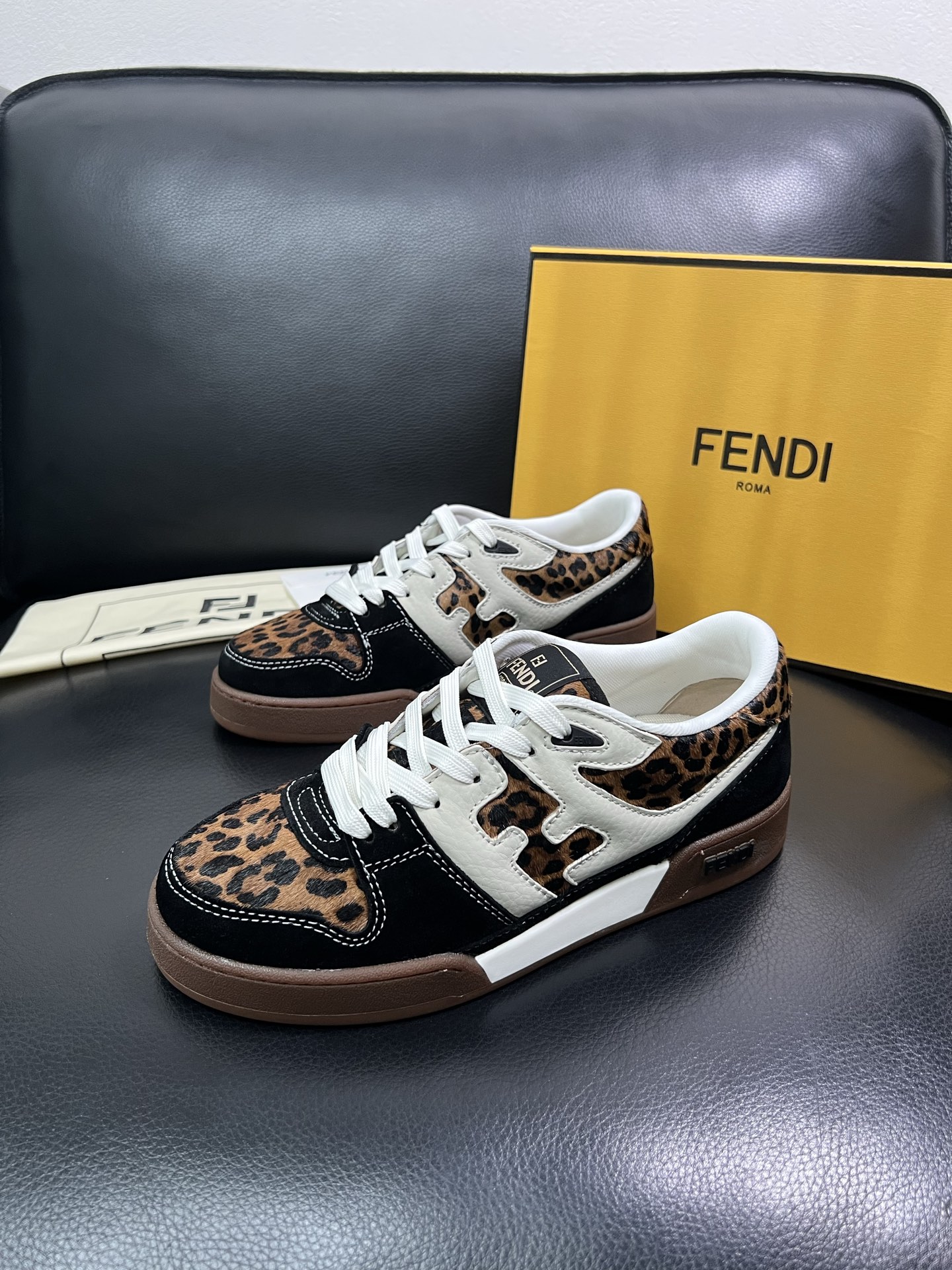 FENDI 顶级代购 芬迪 专柜同步原厂配置，意大利进口原版面料，透气舒适牛皮内里垫，鞋底：原厂特供原版