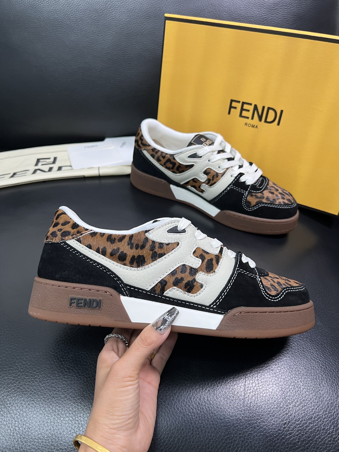 FENDI 顶级代购 芬迪 专柜同步原厂配置，意大利进口原版面料，透气舒适牛皮内里垫，鞋底：原厂特供原版
