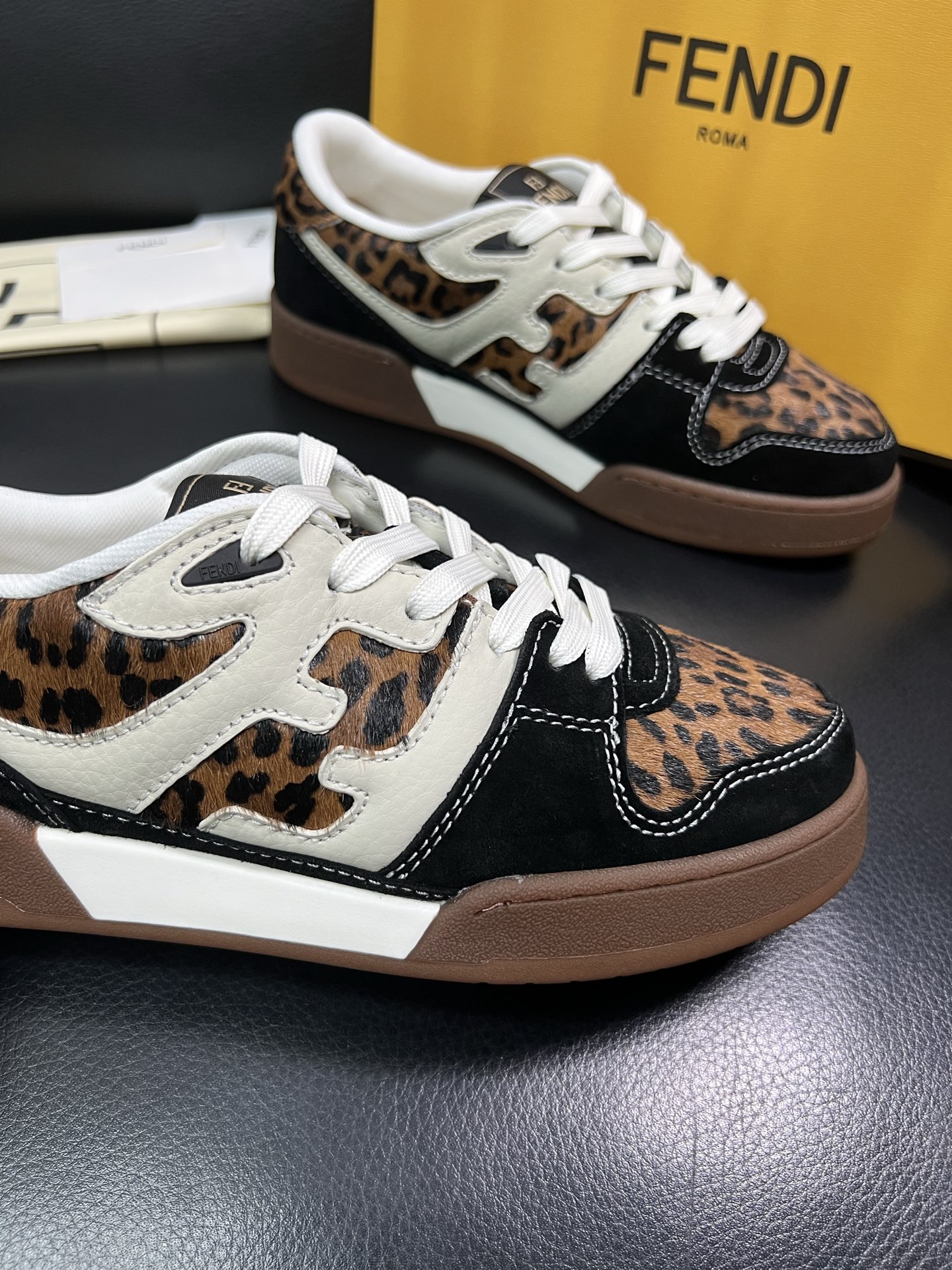 FENDI 顶级代购 芬迪 专柜同步原厂配置，意大利进口原版面料，透气舒适牛皮内里垫，鞋底：原厂特供原版