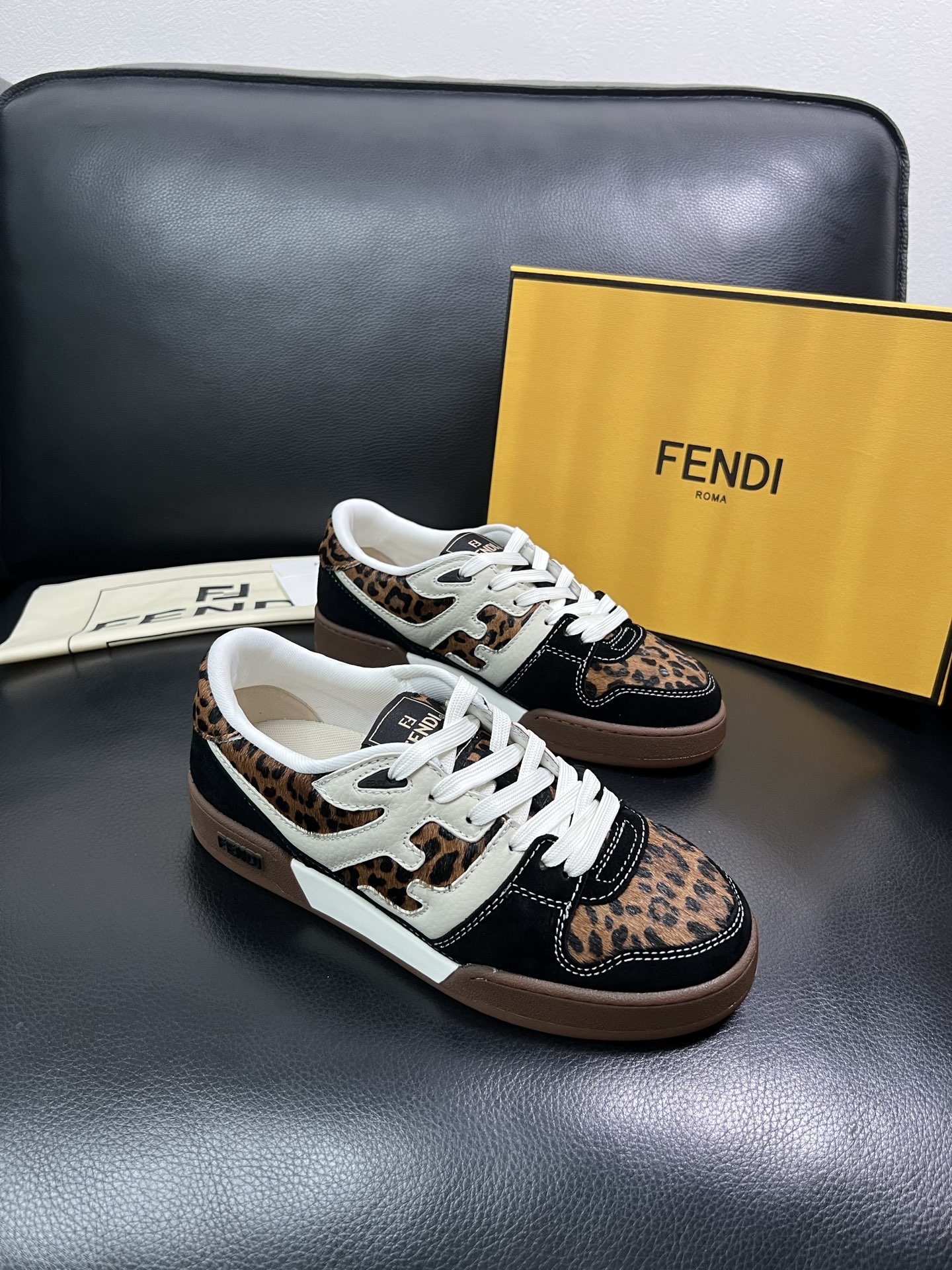 FENDI 顶级代购 芬迪 专柜同步原厂配置，意大利进口原版面料，透气舒适牛皮内里垫，鞋底：原厂特供原版