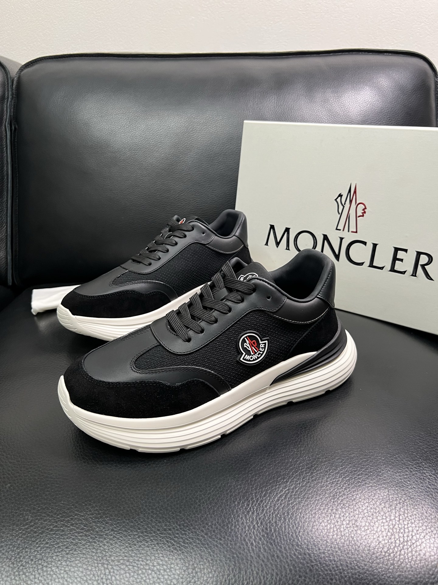 MONCLER 🔍顶级代购🇮🇹 蒙口 新品专柜新款，原厂配置意大利进口牛皮搭配网布面料，高品质复杂拼接工