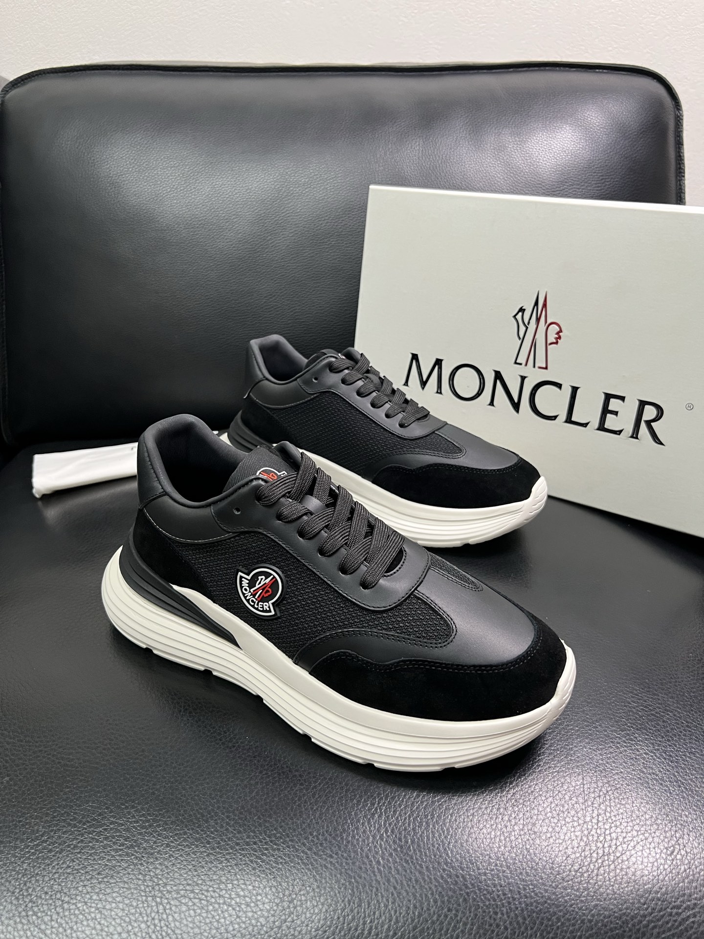 MONCLER 🔍顶级代购🇮🇹 蒙口 新品专柜新款，原厂配置意大利进口牛皮搭配网布面料，高品质复杂拼接工