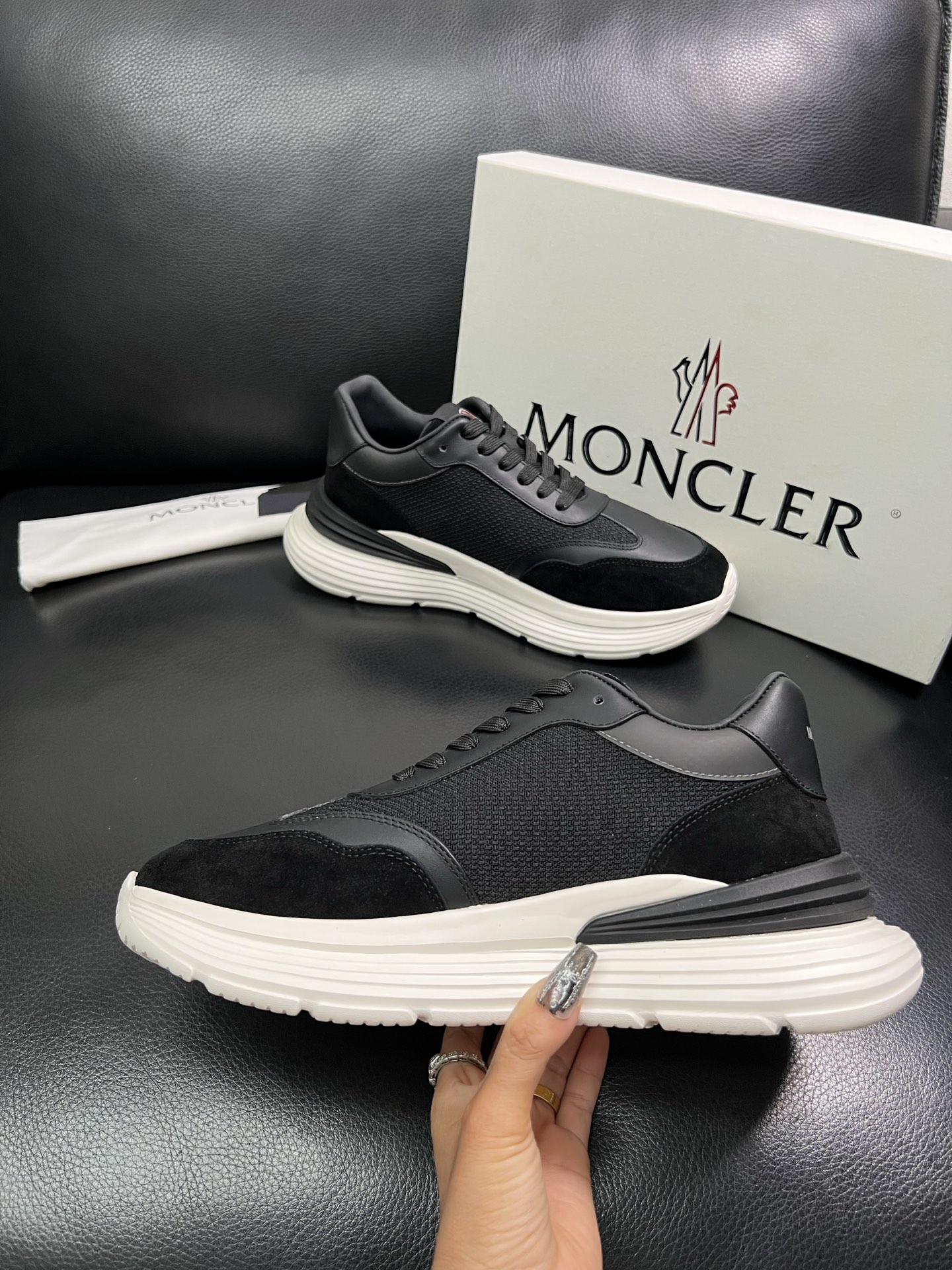 MONCLER 🔍顶级代购🇮🇹 蒙口 新品专柜新款，原厂配置意大利进口牛皮搭配网布面料，高品质复杂拼接工
