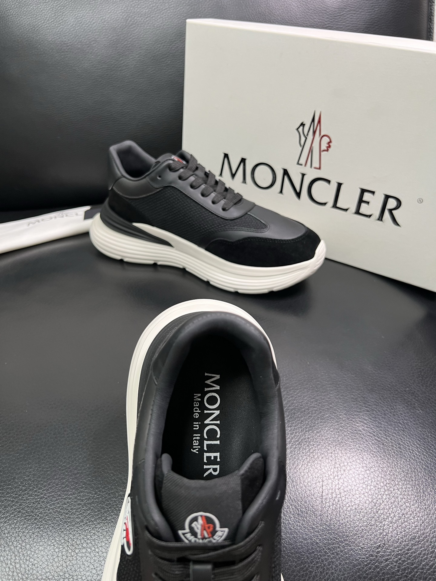 MONCLER 🔍顶级代购🇮🇹 蒙口 新品专柜新款，原厂配置意大利进口牛皮搭配网布面料，高品质复杂拼接工