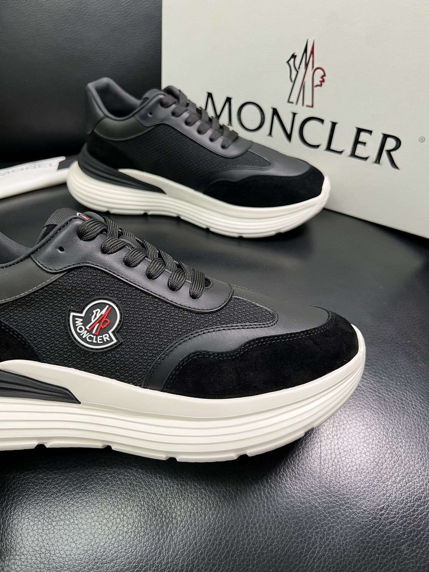 MONCLER 🔍顶级代购🇮🇹 蒙口 新品专柜新款，原厂配置意大利进口牛皮搭配网布面料，高品质复杂拼接工