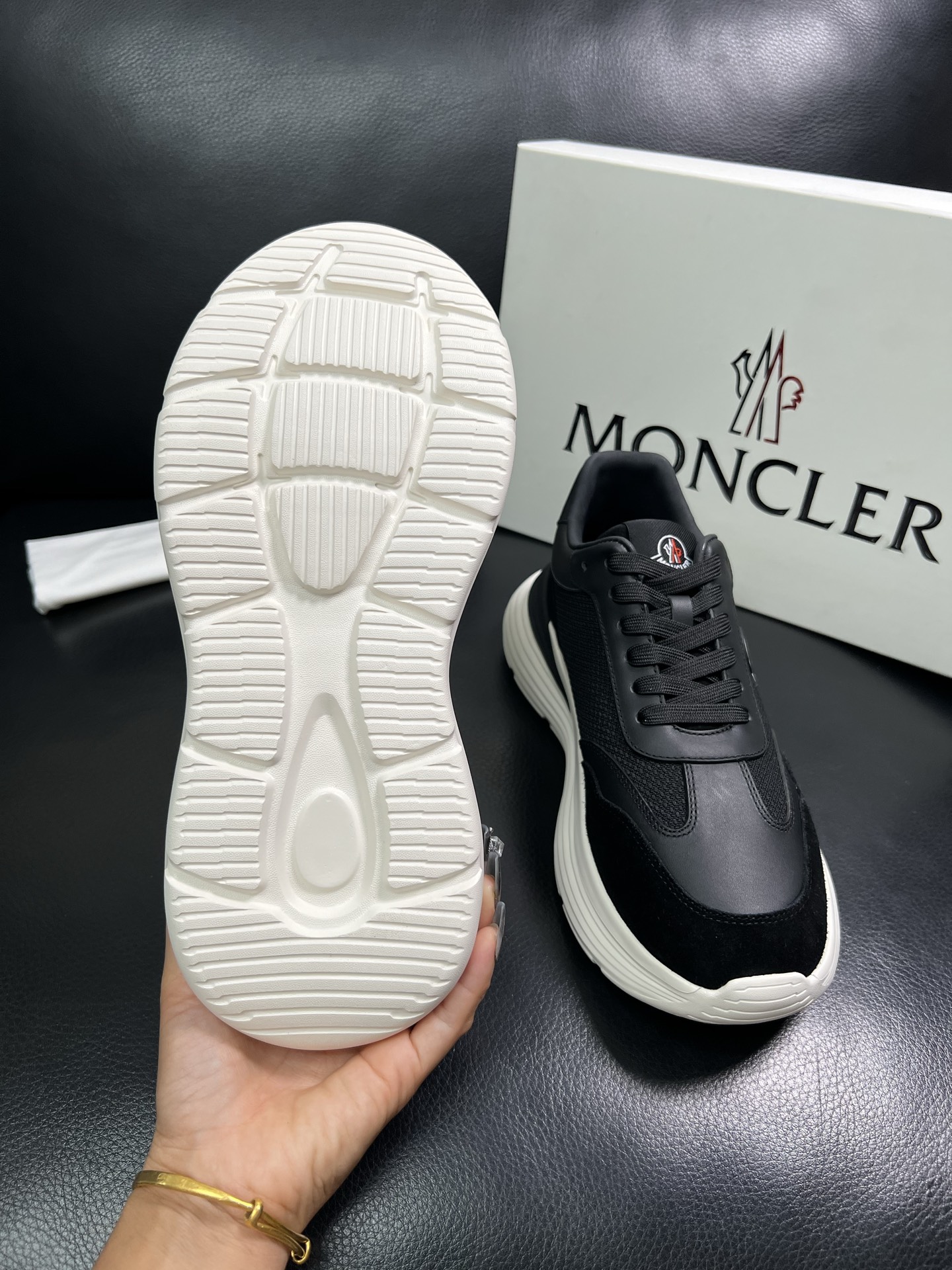 MONCLER 🔍顶级代购🇮🇹 蒙口 新品专柜新款，原厂配置意大利进口牛皮搭配网布面料，高品质复杂拼接工