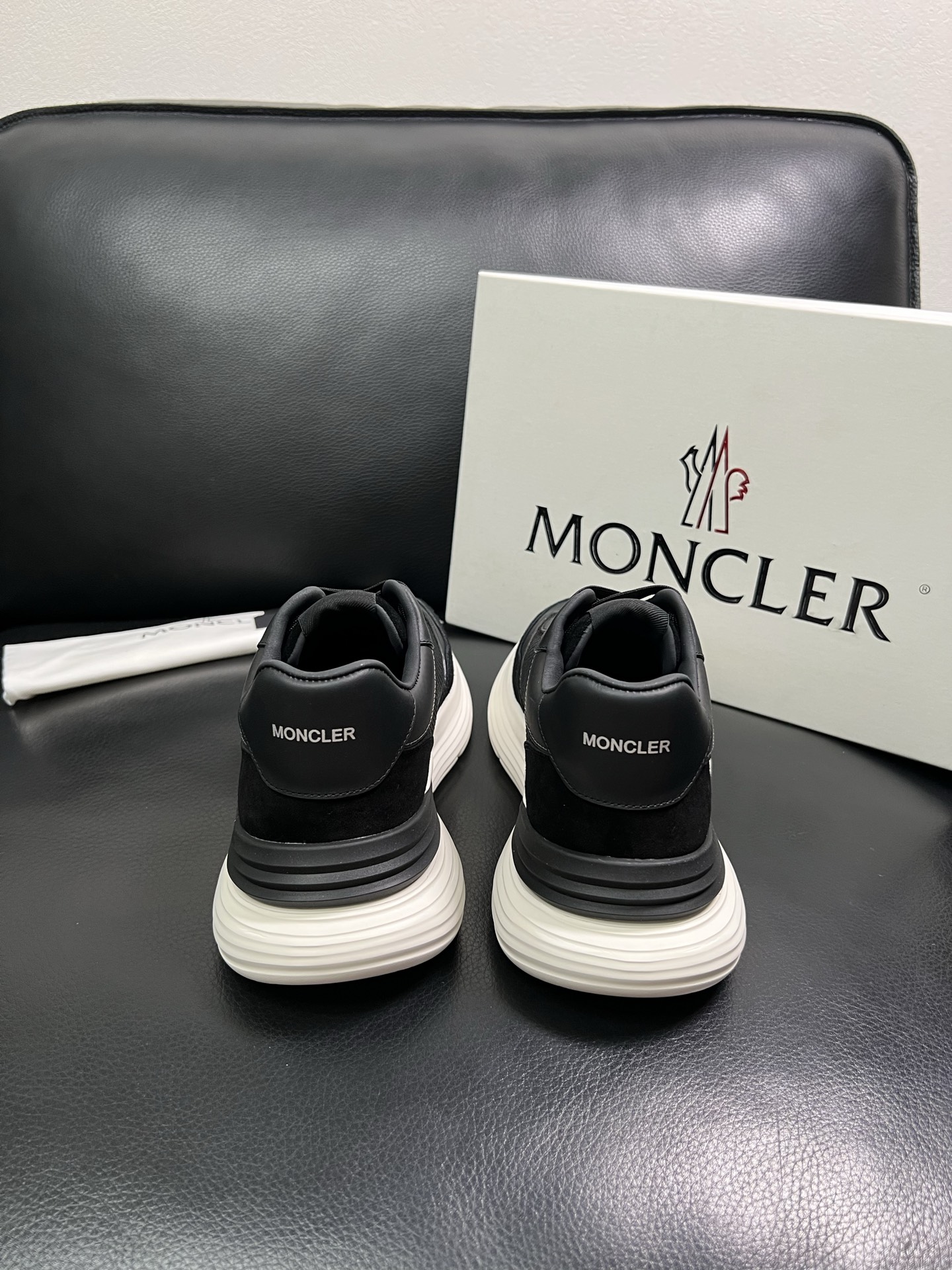 MONCLER 🔍顶级代购🇮🇹 蒙口 新品专柜新款，原厂配置意大利进口牛皮搭配网布面料，高品质复杂拼接工