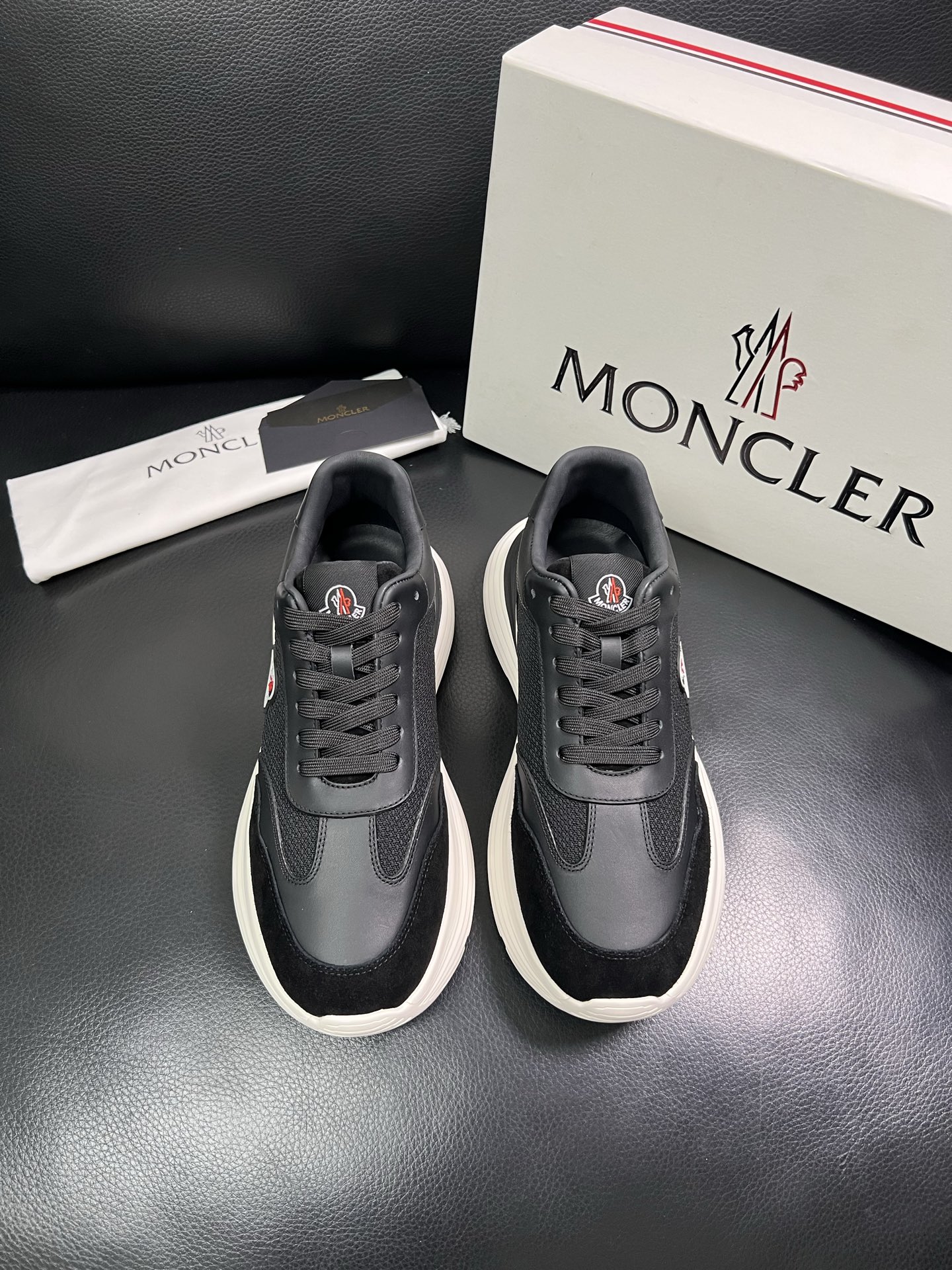 MONCLER 🔍顶级代购🇮🇹 蒙口 新品专柜新款，原厂配置意大利进口牛皮搭配网布面料，高品质复杂拼接工