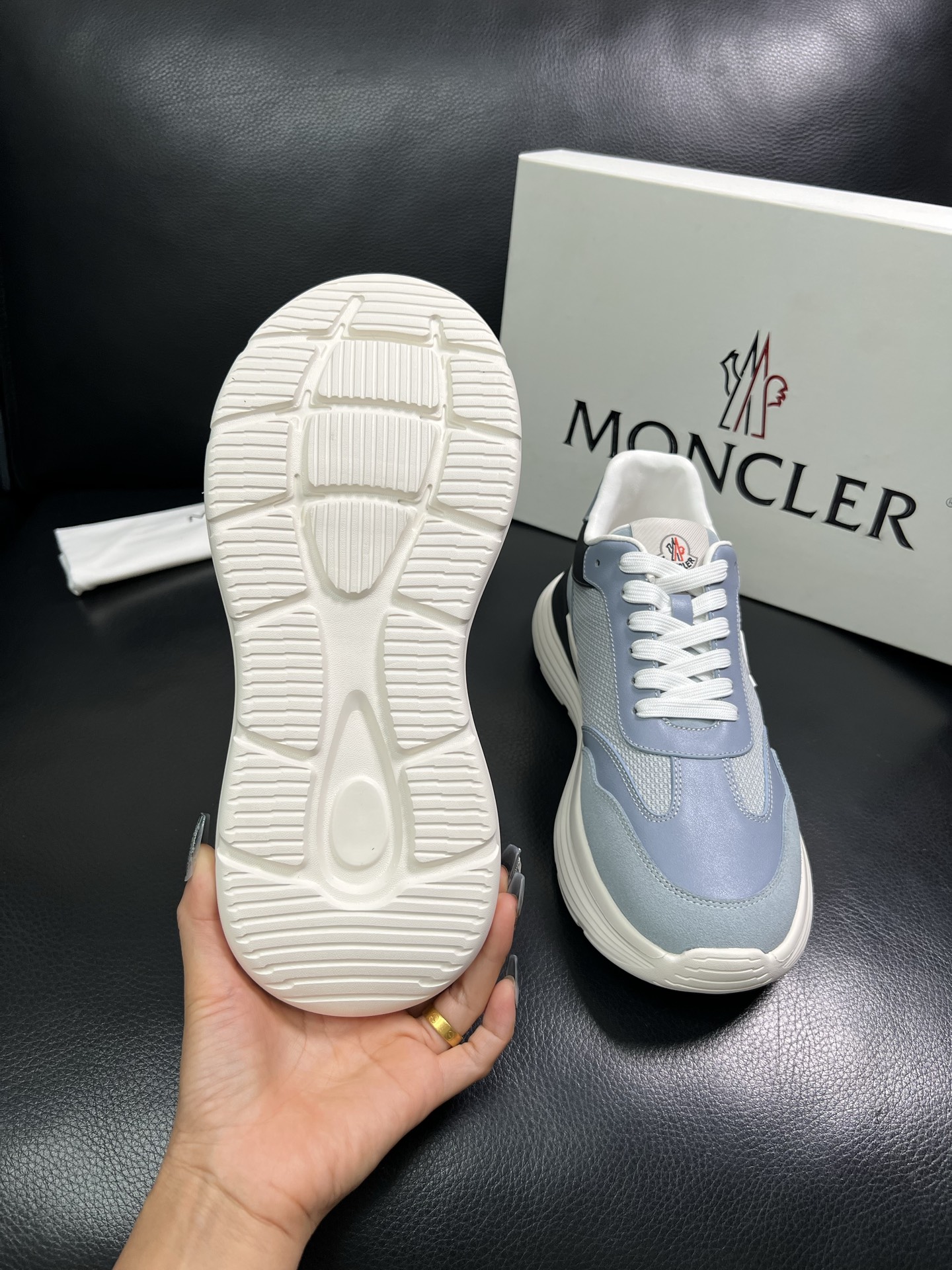 MONCLER 🔍顶级代购🇮🇹 蒙口 新品专柜新款，原厂配置意大利进口牛皮搭配网布面料，高品质复杂拼接工