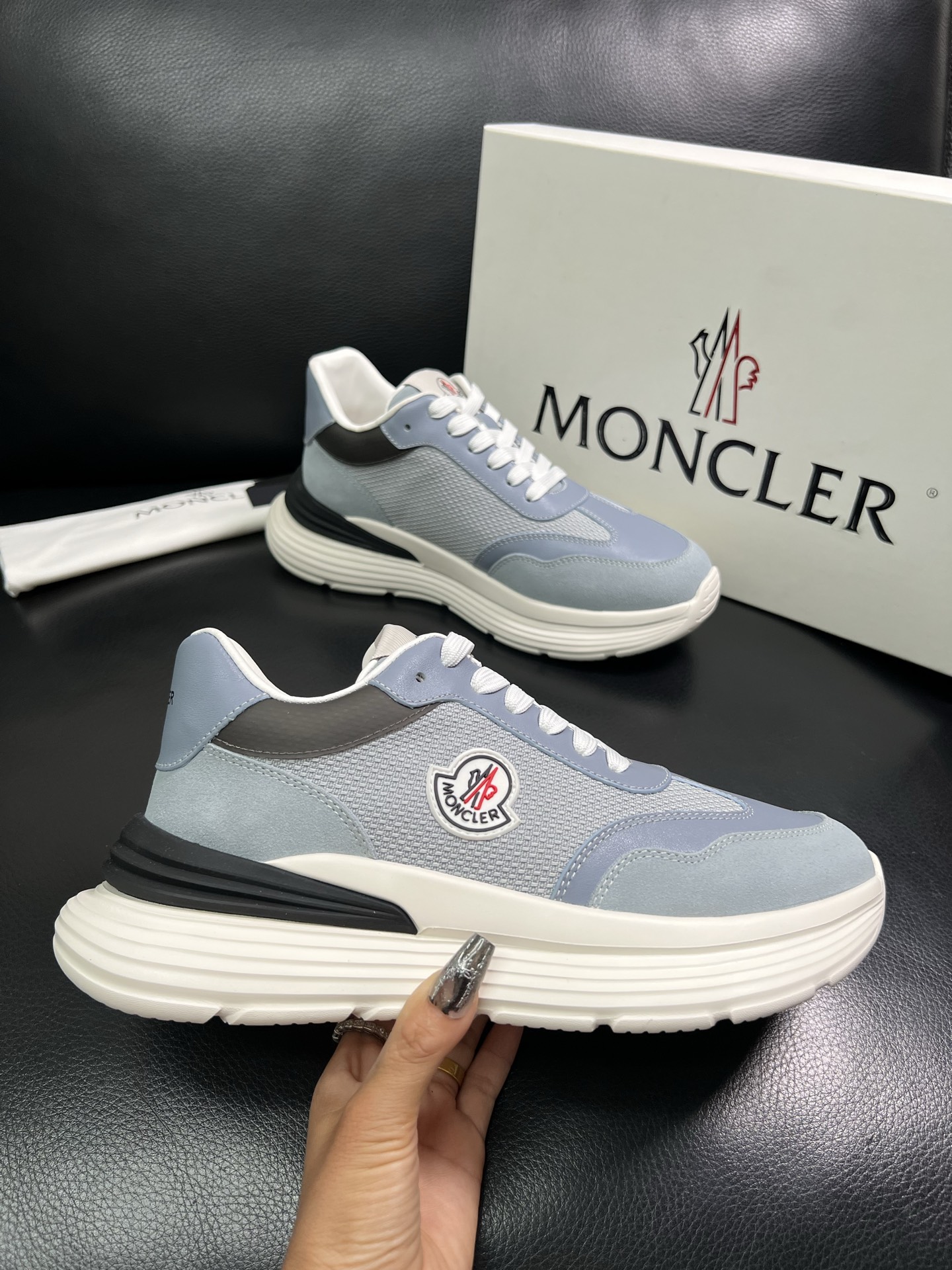 MONCLER 🔍顶级代购🇮🇹 蒙口 新品专柜新款，原厂配置意大利进口牛皮搭配网布面料，高品质复杂拼接工