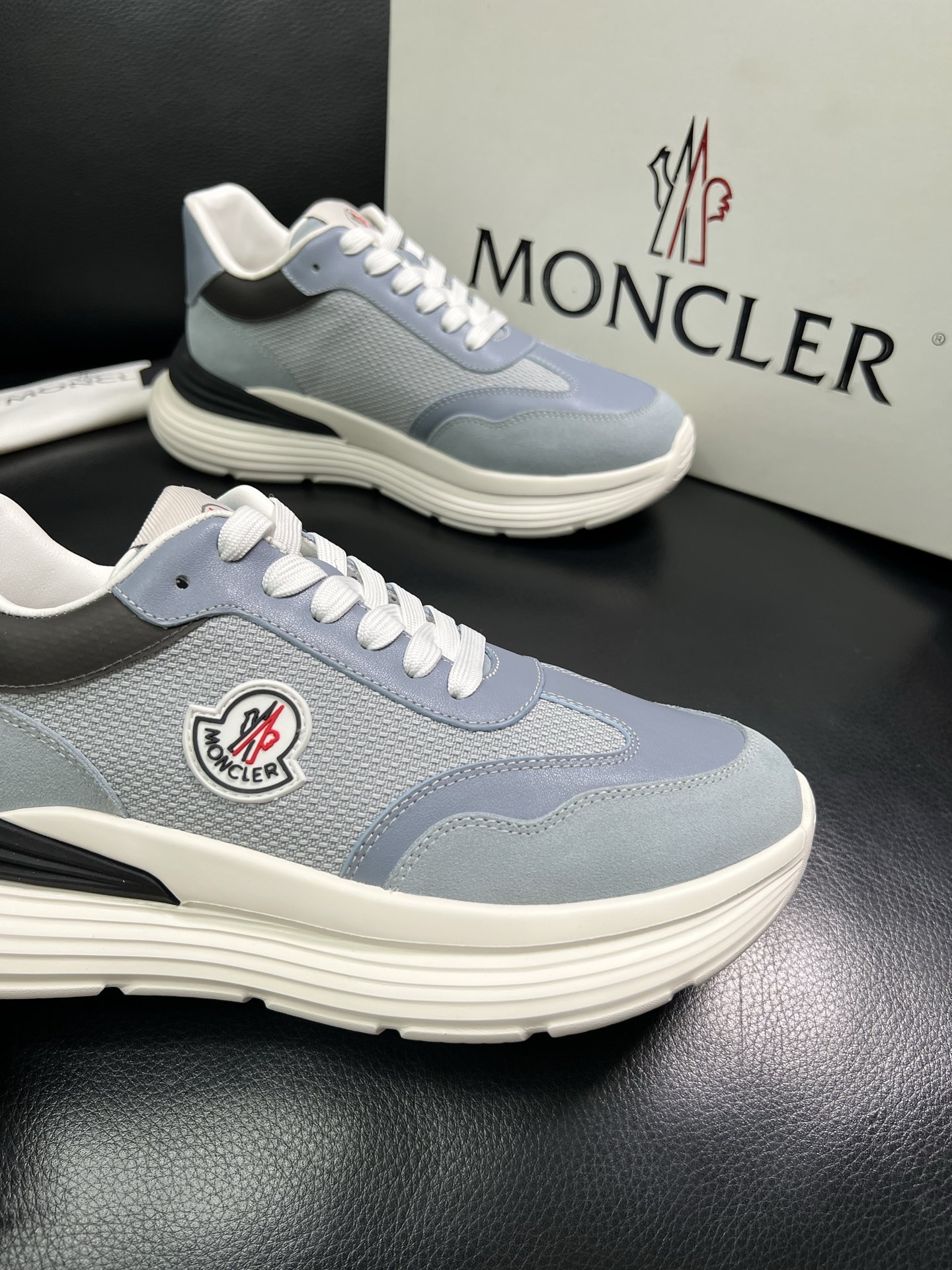 MONCLER 🔍顶级代购🇮🇹 蒙口 新品专柜新款，原厂配置意大利进口牛皮搭配网布面料，高品质复杂拼接工