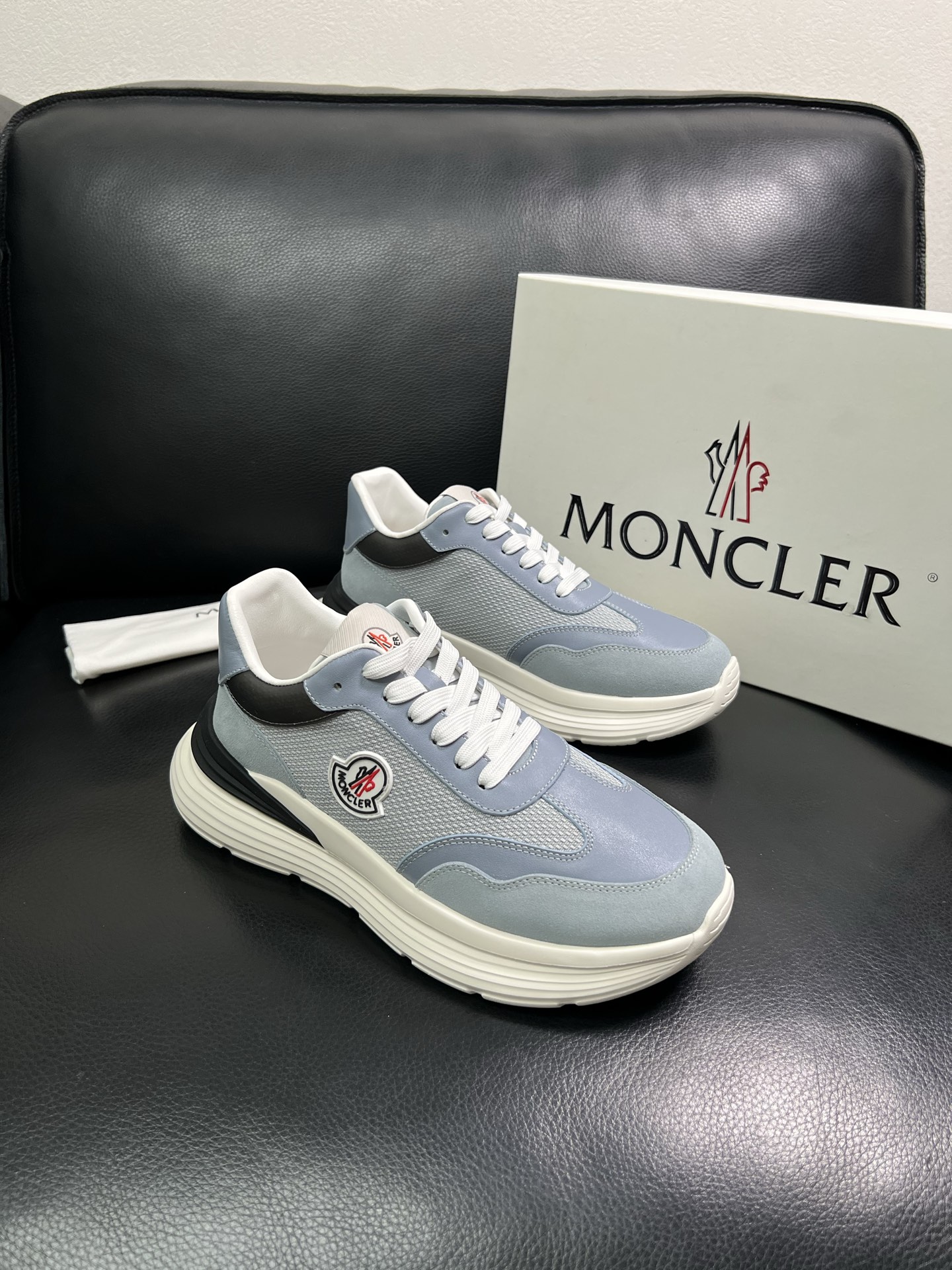 MONCLER 🔍顶级代购🇮🇹 蒙口 新品专柜新款，原厂配置意大利进口牛皮搭配网布面料，高品质复杂拼接工