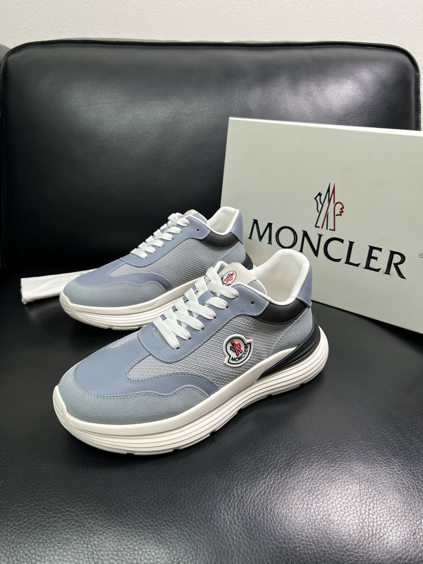 MONCLER 🔍顶级代购🇮🇹 蒙口 新品专柜新款，原厂配置意大利进口牛皮搭配网布面料，高品质复杂拼接工